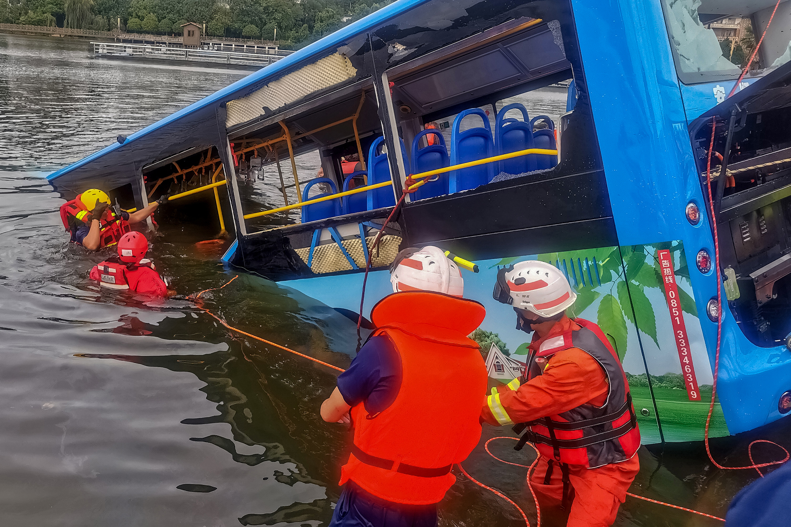 Otthona lerombolása miatt hajtott szándékosan a tóba a kínai buszsofőr