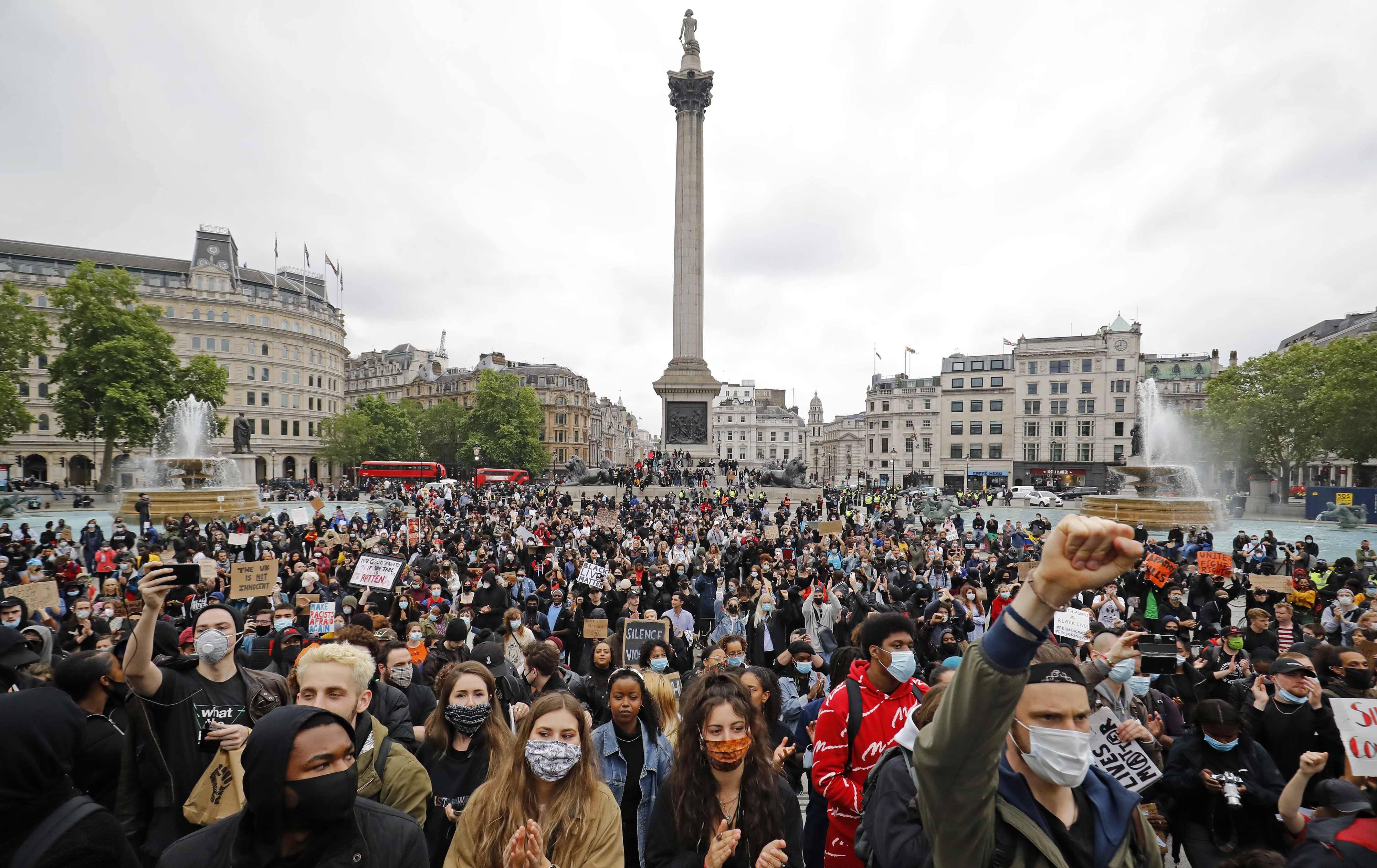 Black Lives Matter tüntetés a londoni Trafalgar téren június 12-én