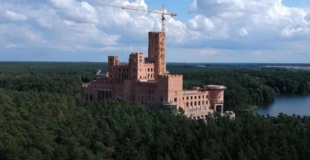 50 luxuslakásból álló, középkorias várkastélyt építettek egy környezetvédelmi területre Lengyelországban