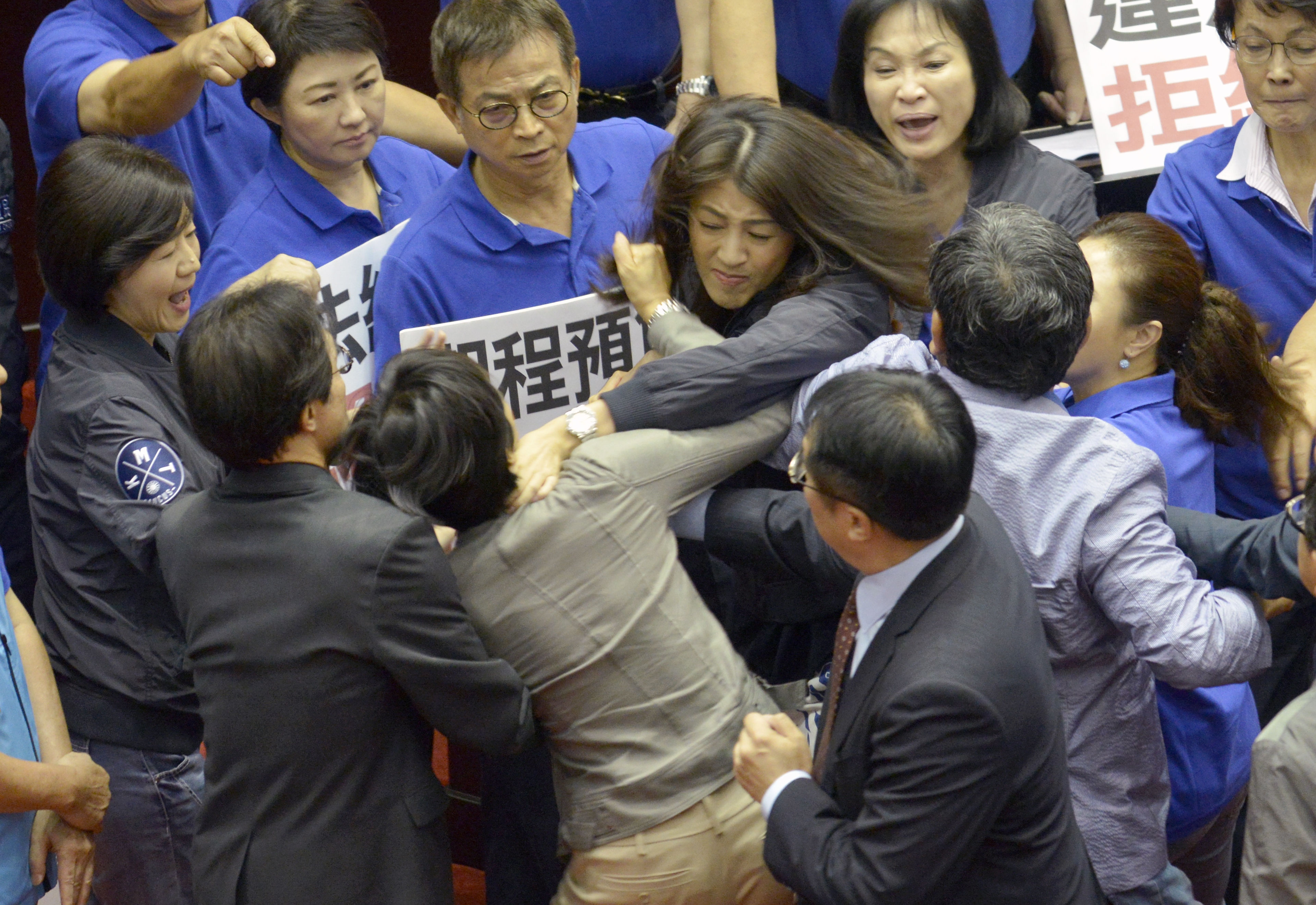 Verekedtek és vizes lufit dobtak egymásra a képviselők a tajvani parlamentben