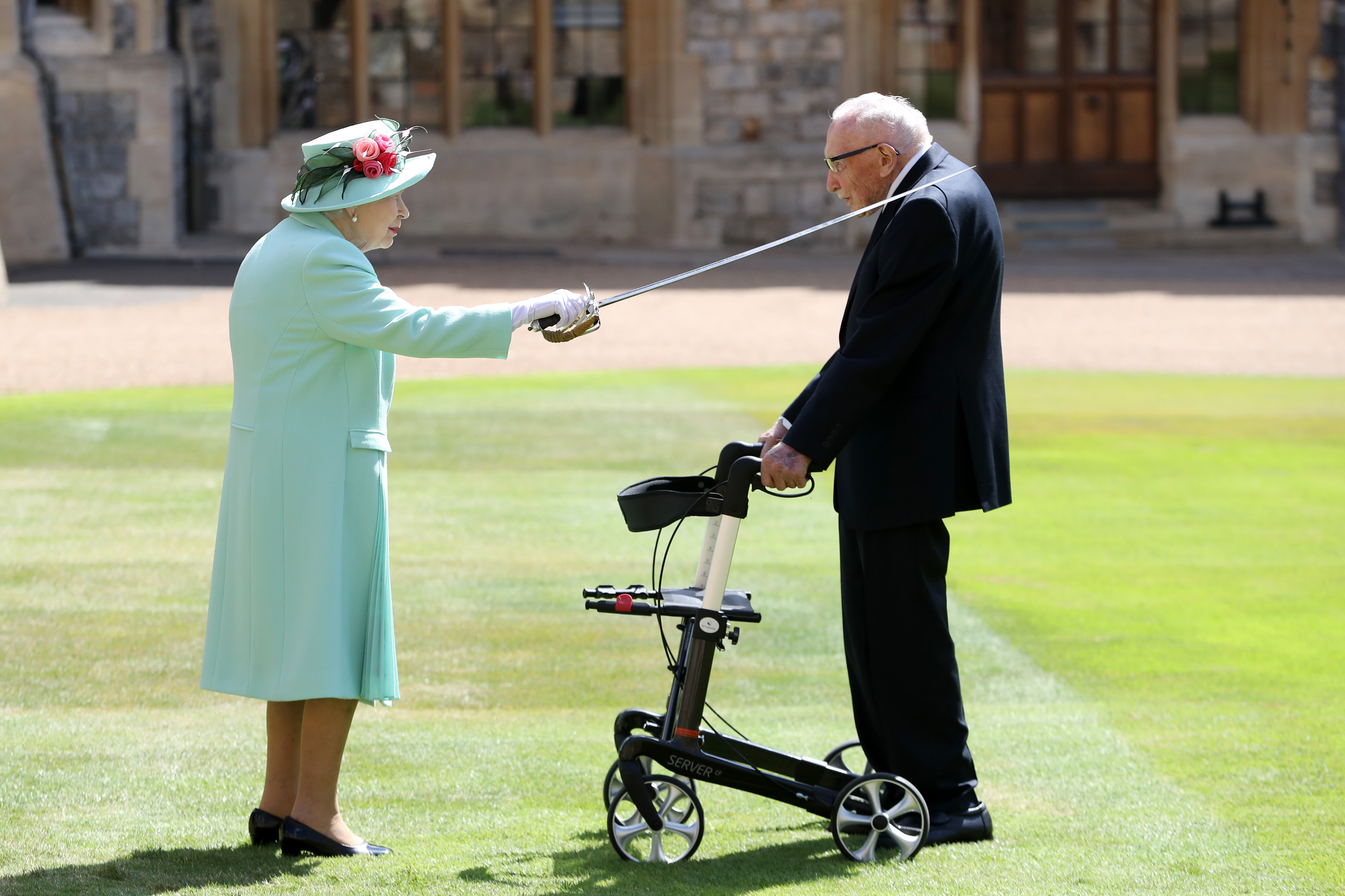 Erzsébet királynő lovaggá ütötte Moore kapitányt, a 100 éves veteránt, aki jótékonysági sétákat tett a kertjében