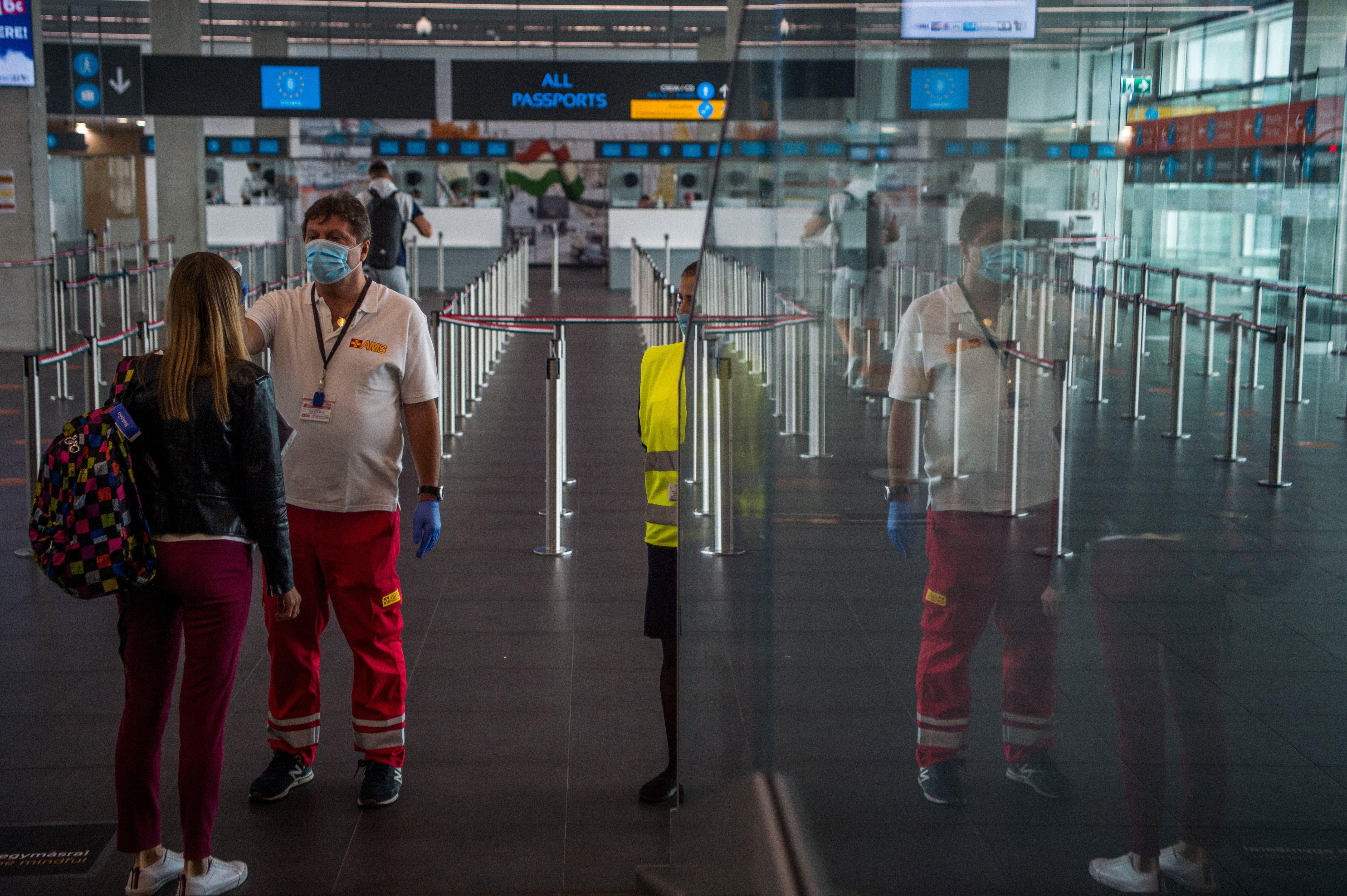 Érkező utas testhőmérsékletét mérik a Liszt Ferenc-repülőtéren 2020. július 17-én