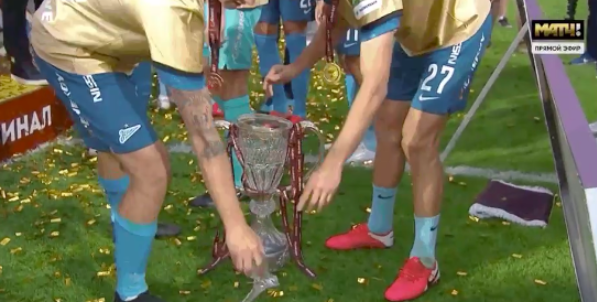 Alig kezdték el ünnepelni a kupagyőzelmet, összetörte a trófeát a Zenit csapatkapitánya