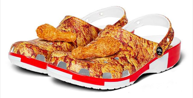 Piacra dobták a rántottcsirkeszagú, illatosított KFC-s csirkecombbal díszített Crocsot