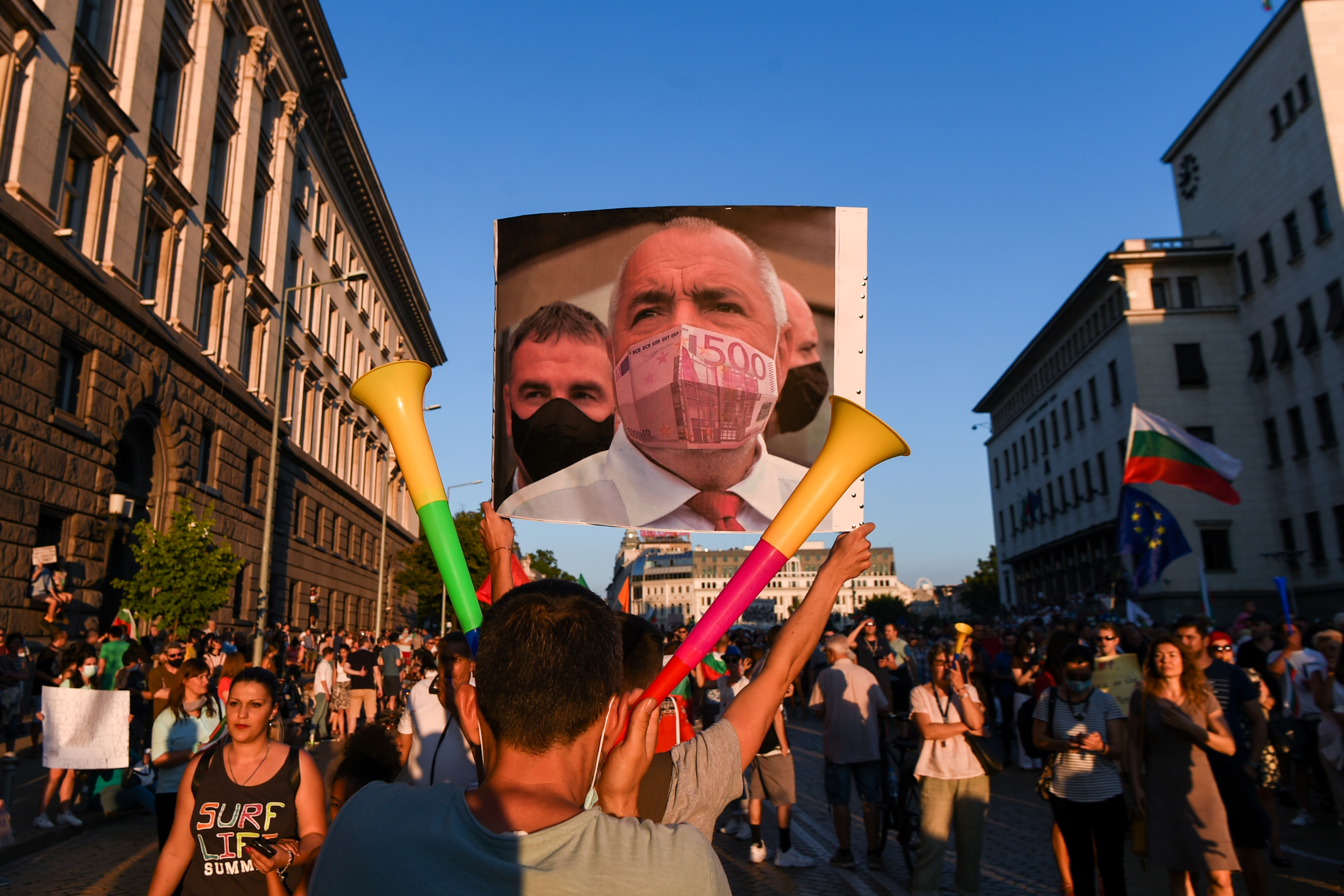 Tízezrek vonultak a szófiai utcákra, hogy lemondásra bírják a bolgár kormányt
