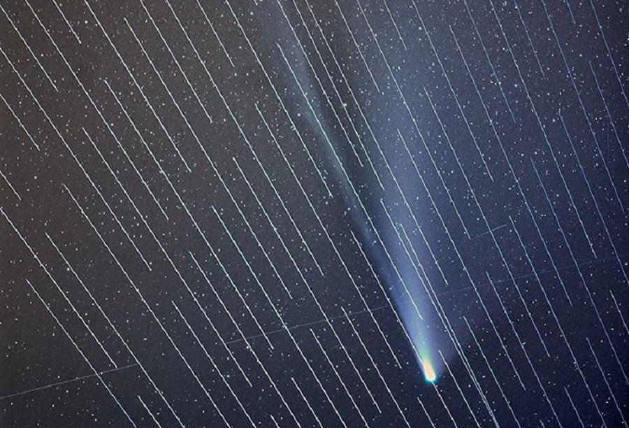 A spanyol fotós csak a NEOWISE üstökösről akart csinálni egy képet, aztán jöttek Musk műholdjai, és elrontották az egészet