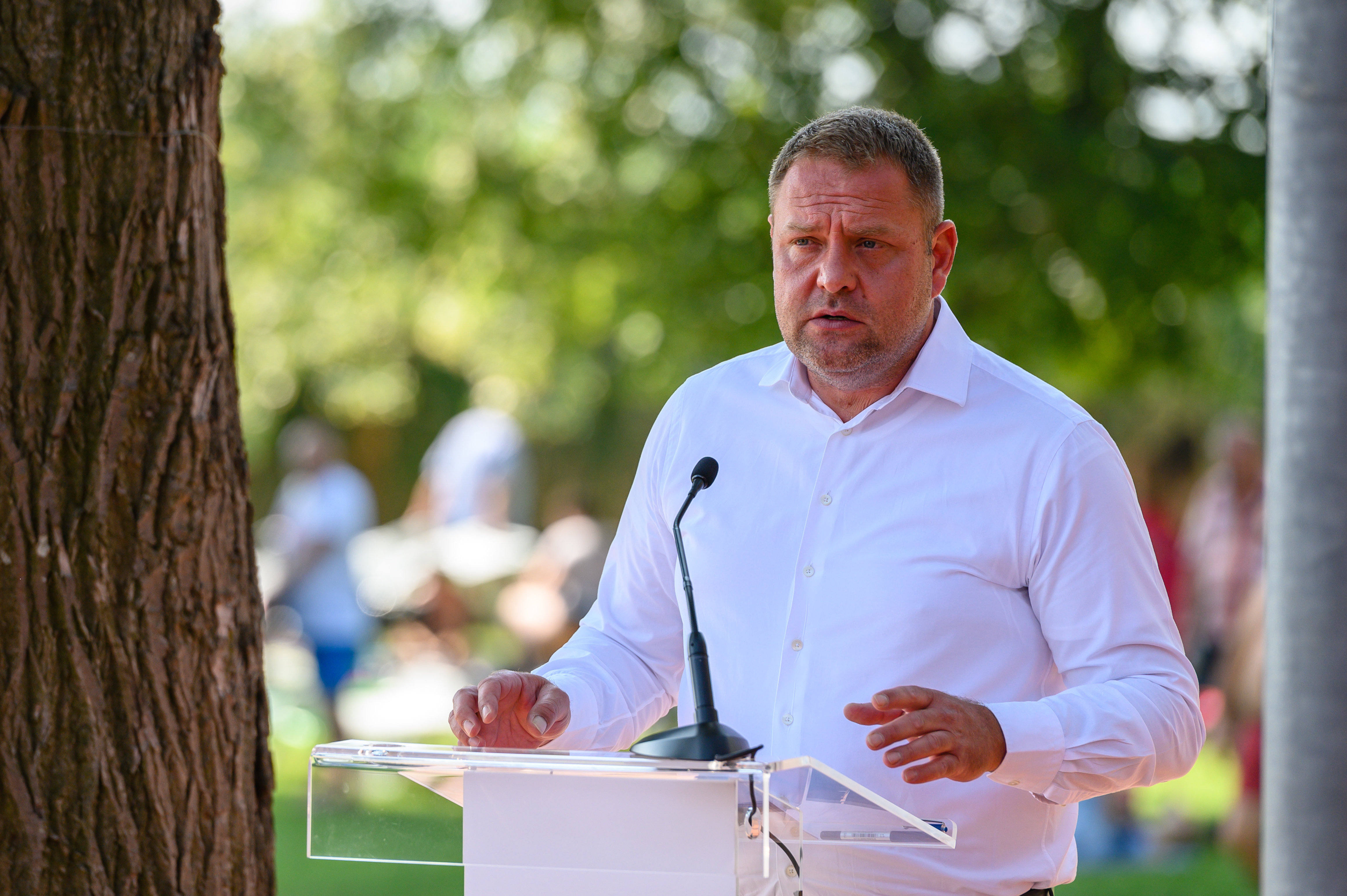 Guller Zoltán, a Magyar Turisztikai Ügynökség vezérigazgatója az MTÜ strandfejlesztési programjának negyedik üteméről tartott sajtótájékoztatón Zánkán 2020. július 31-én.