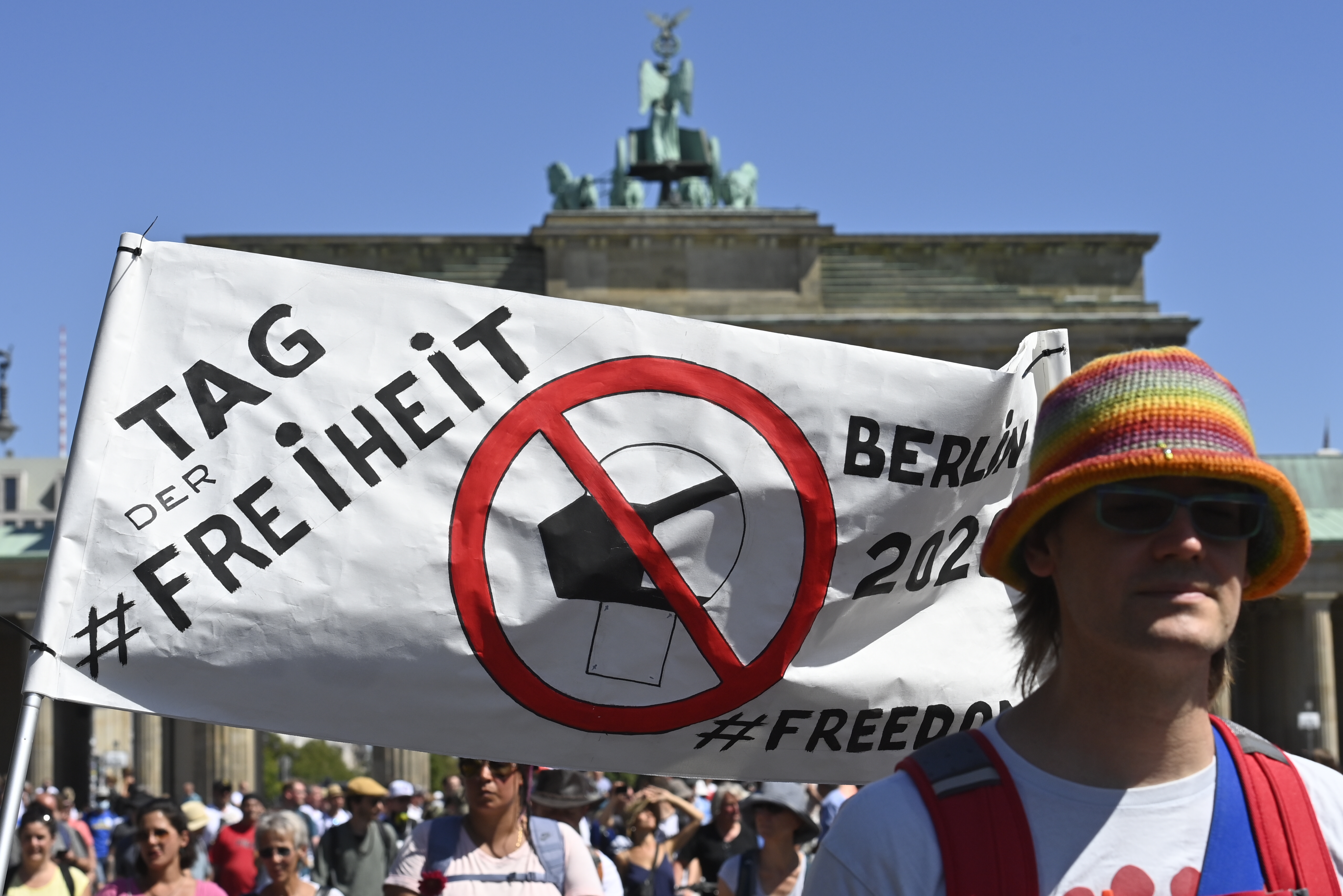 Több ezren tüntettek a járványügyi szabályok ellen Berlinben