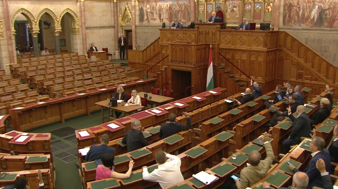 Nem ment el a Fidesz a parlament rendkívüli ülésére, ezért még a napirendet sem tudták elfogadni