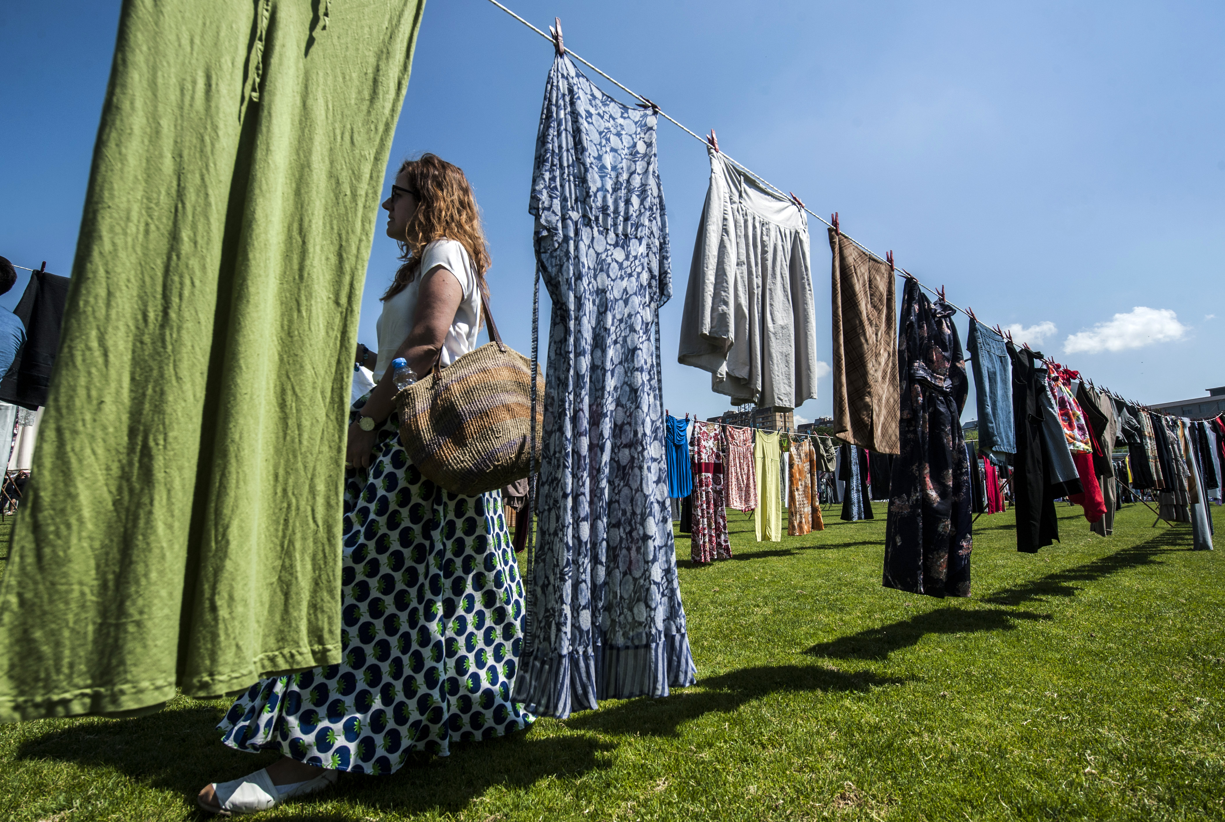 Koszovói installáció 2015-ben: Alketa Xhafa Mripa 5000 ruhát állított ki száradni 45 kötélre egy futballstadionban, „egy olyan építményben, amely a küzdő és harcias férfiasságot jelképezi. A ruhákat az ország minden részéről adták össze nők: áldozatok és családtagjaik” – mondta 2020 nyarán Pető Andrea.