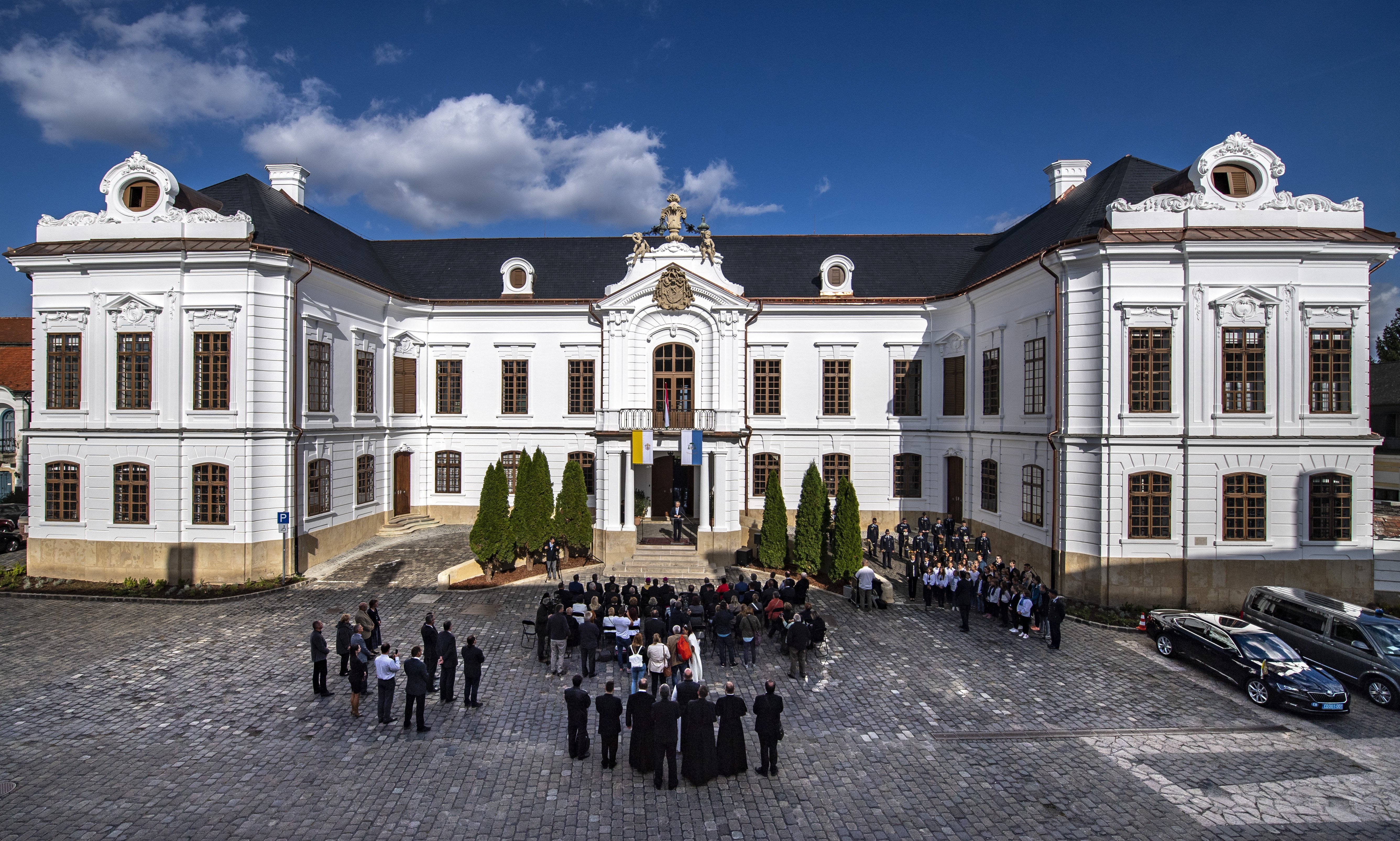 Semjén Zsolt nemzetpolitikáért felelős miniszterelnök-helyettes beszédet mond a veszprémi érseki palota teljes külső és részleges belső felújítását követő átadási ünnepségen 2018. október 4-én