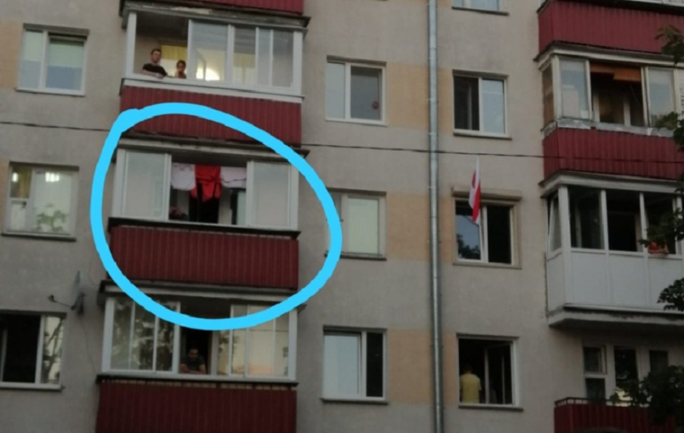 Az erkélyre kiakasztott száradó ruhákkal tiltakoznak a fehéroroszok a diktátor ellen