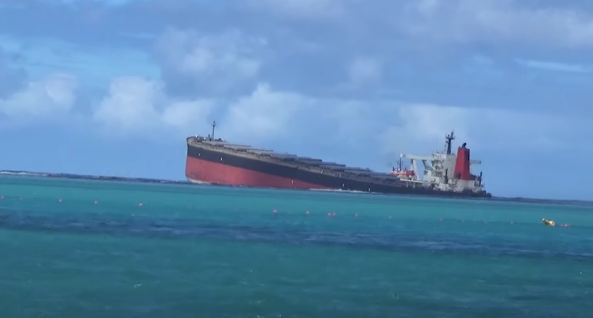 Zátonyra futott hajóból ömlik az olaj Mauritius partjainál