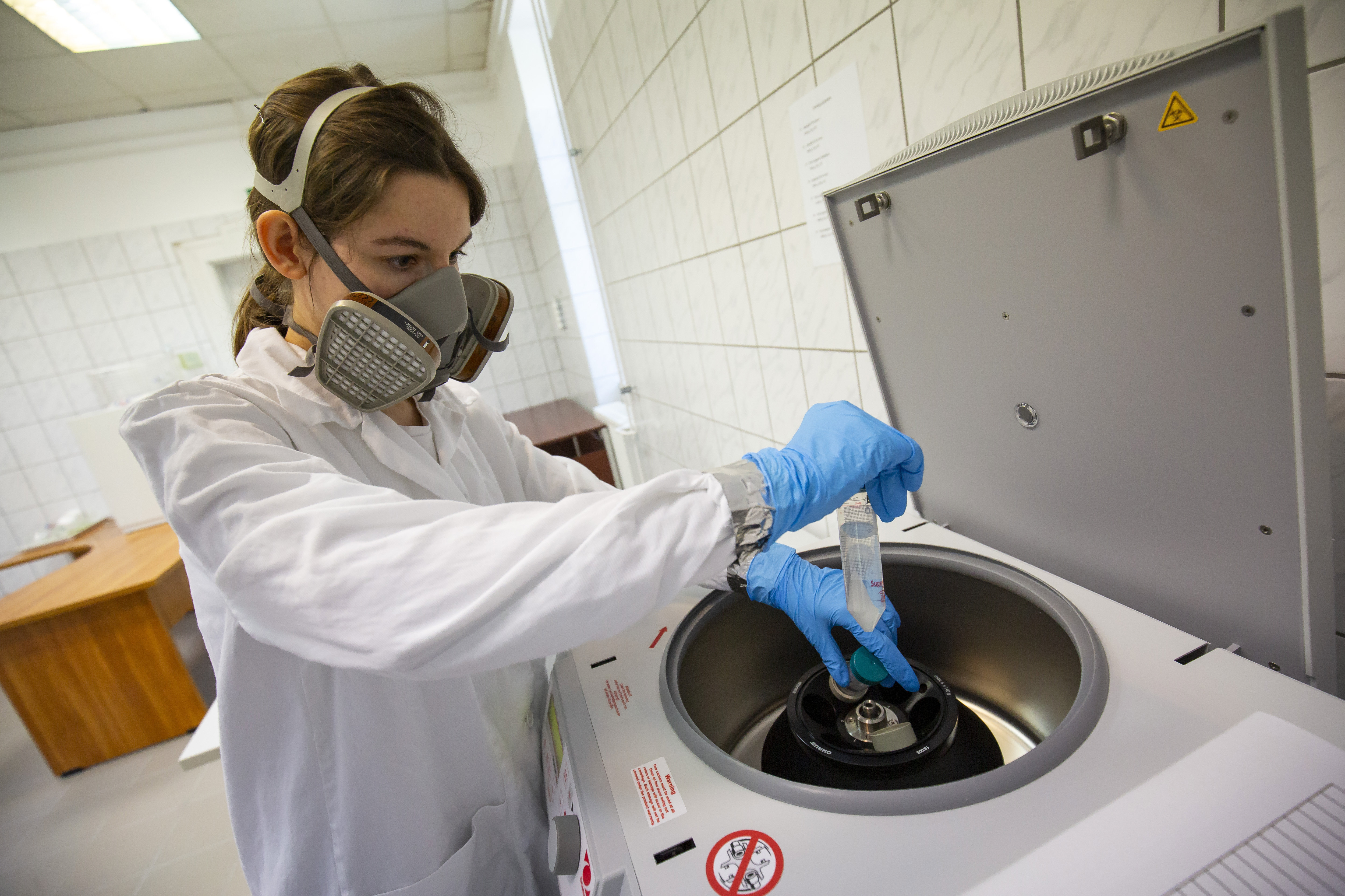 Adamcsik Orsolya, a Pannon Egyetemhez tartozó Soós Ernő Víztechnológiai Kutató-Fejlesztő Központ kutatója centrifugába helyez mintát, amikor szennyvízből készít a koronavírus kimutatására alkalmas koncentrátumot a MOL nagykanizsai laborjában 2020. április 20-án.