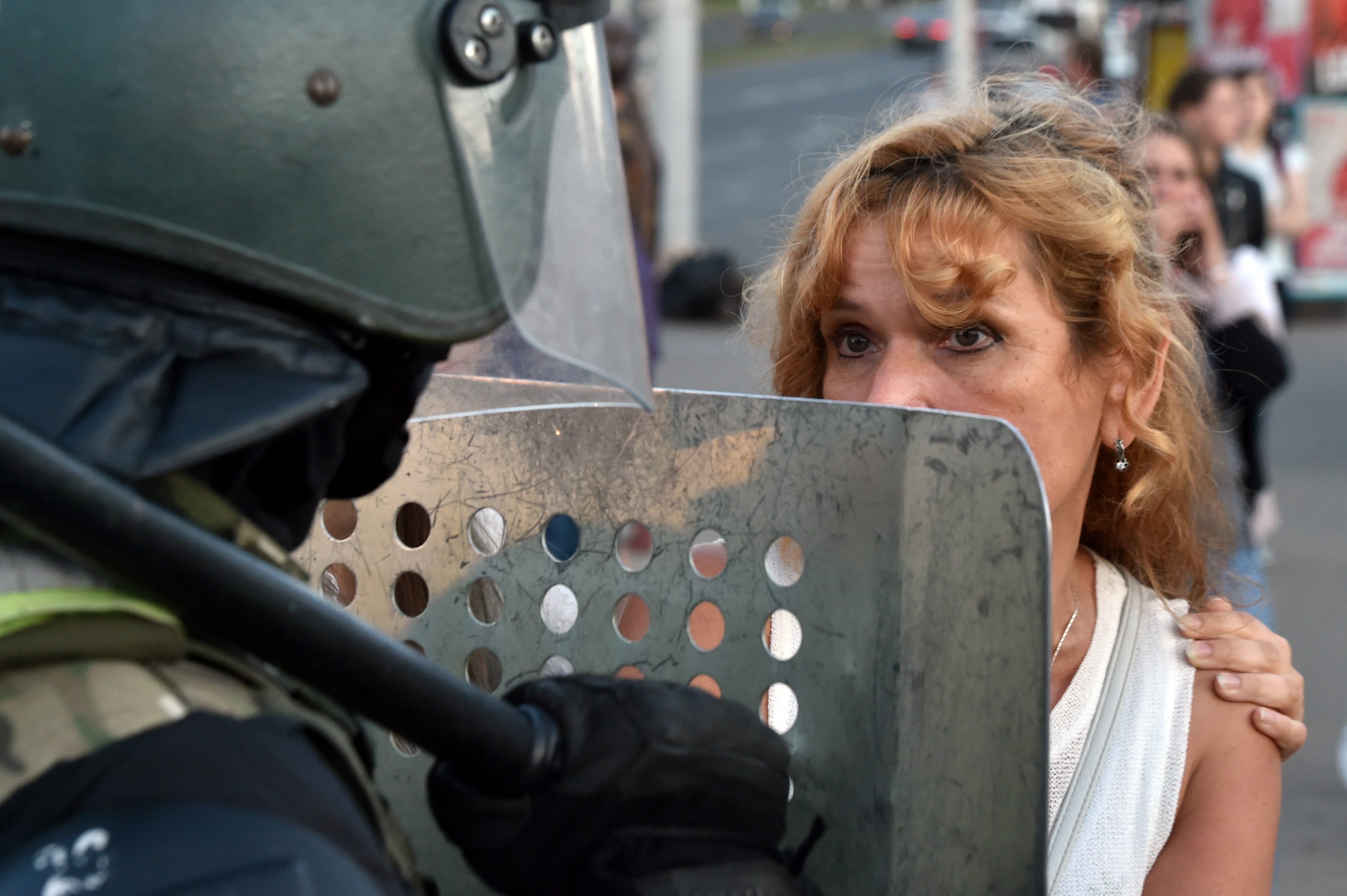 Újságírókra és tüntetőkre támadtak a rendőrök a Lukasenka elleni tiltakozás harmadik éjszakáján