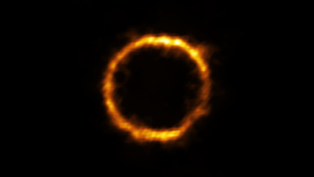 Az SPT0418-47 gravitációs lencsézéssel láthatóvá tett képe