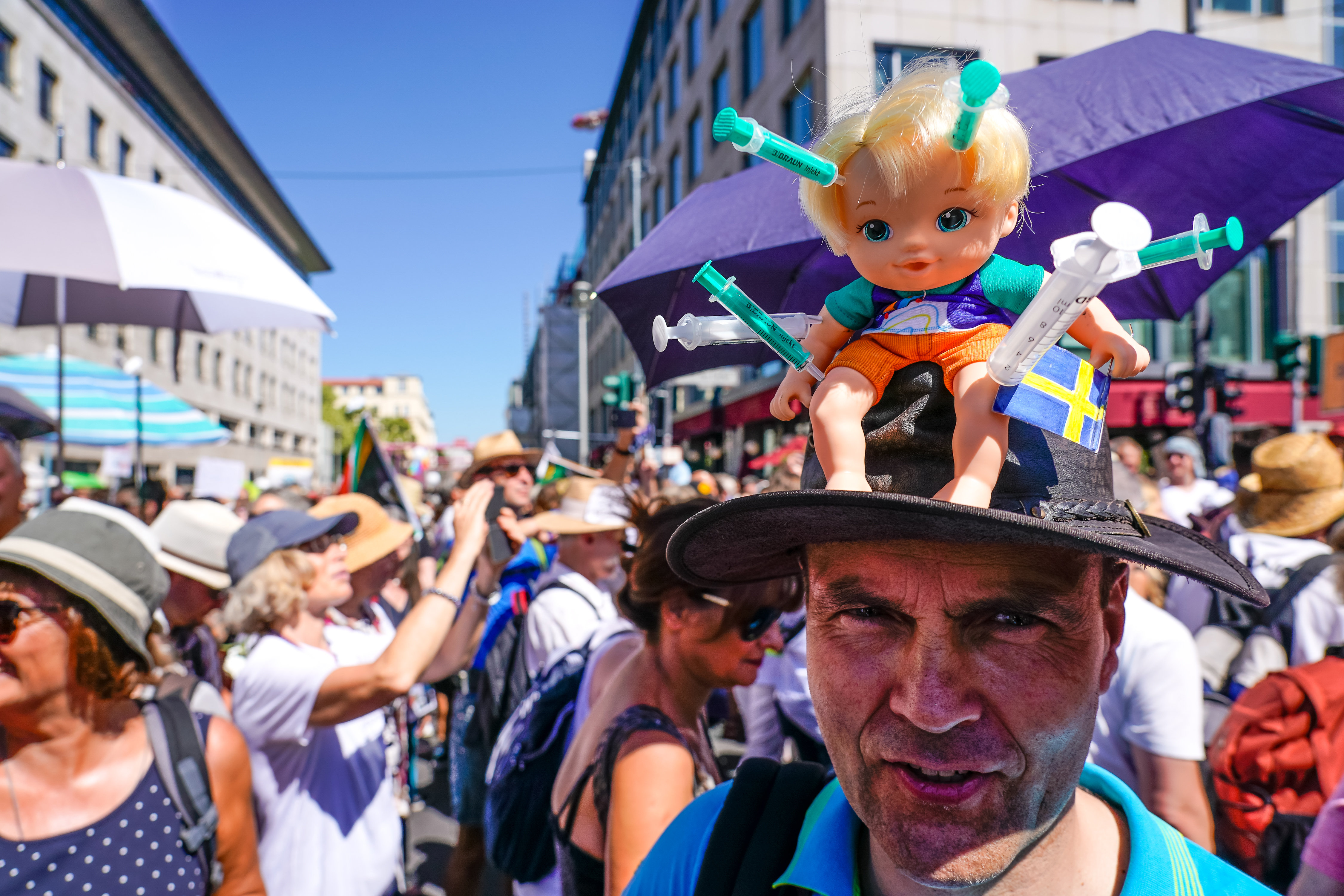 Oltásellenes tüntető Berlinben, 2020. augusztus 1-én
