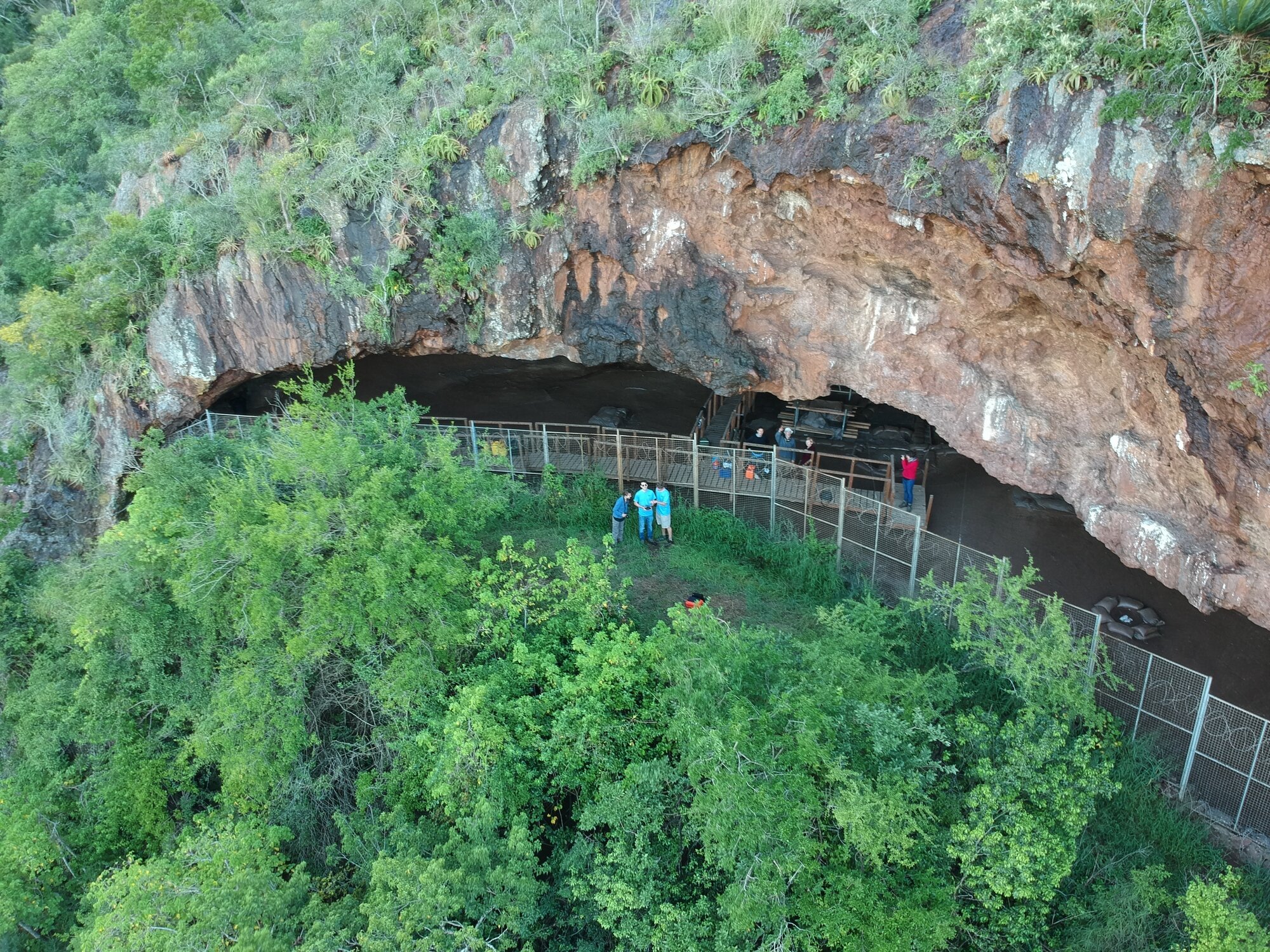 Az eddigi legősibb tervezett emberi táborhelyet fedezték fel egy dél-afrikai barlangban
