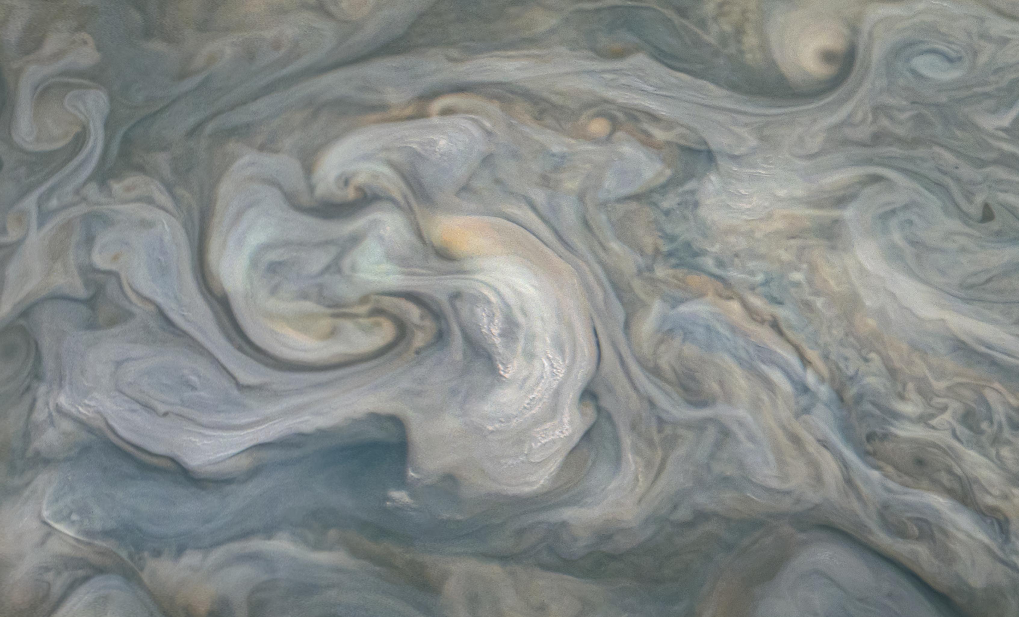 A JunoCam felvételének közepén lévő fehér, apró felhők valójában olyan zivatarok csúcsai, amelyekben a "sekély villámok" keletkezhetnek.