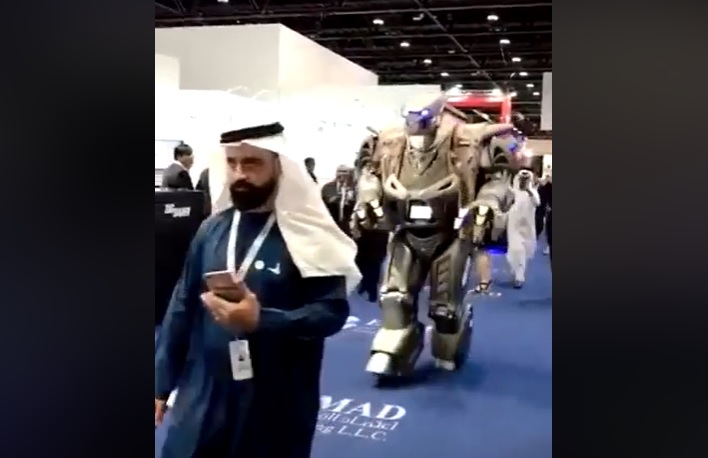 Izgalmas lett volna, de orbitális kamu, hogy halálosztó testőrrobot kíséri a bahreini királyt
