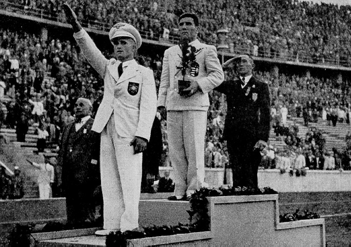 Zombori Ödön a dobogó legfelső fokán az 1936-os olimpián