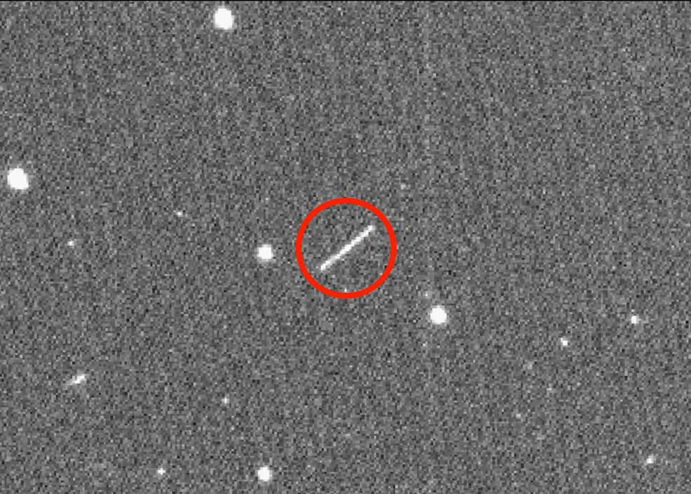 A 2020QG kisbolygó Földhöz viszonyított nagy sebessége miatt egy csíkként látszik a palomari obszervatórium kameráján.