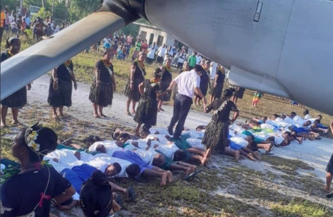 A földön fekvő gyerekek hátán sétált ki a reptérről a kínai nagykövet Kiribaton