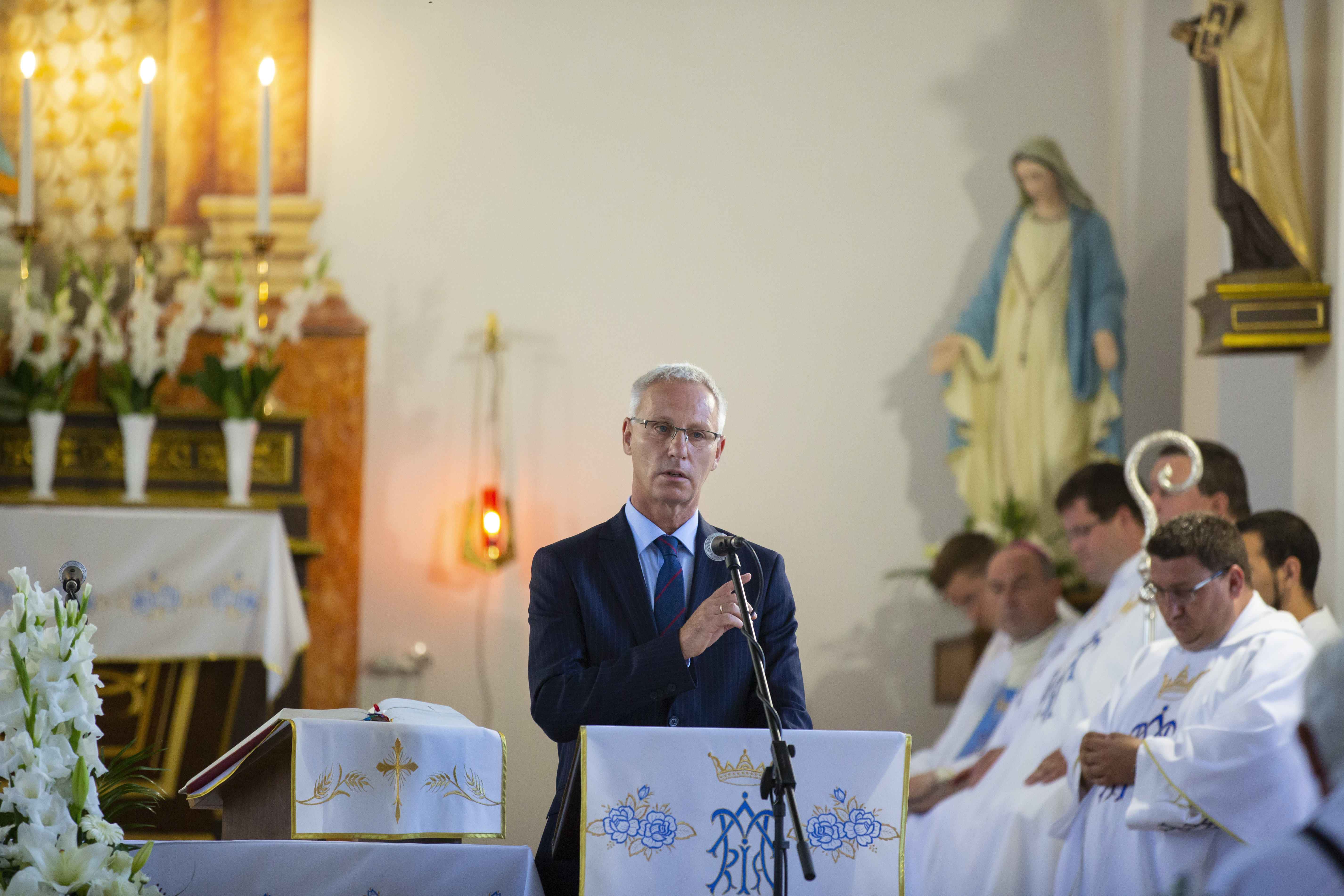 Soltész Miklós beszédet mond a kormányzati támogatással felújított katolikus plébániatemplom felszentelési ünnepségén a Zala megyei Pölöskén 2020. augusztus 22-én.