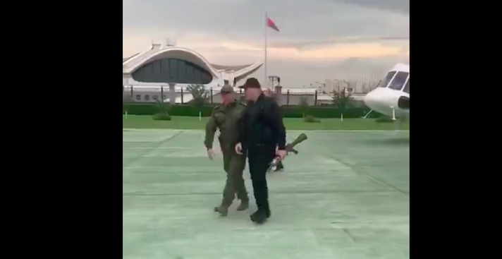 Lukasenka már gépfegyverrel a kezében mászkál, a fia tetőtől talpig kommandósnak öltözve kísérgeti