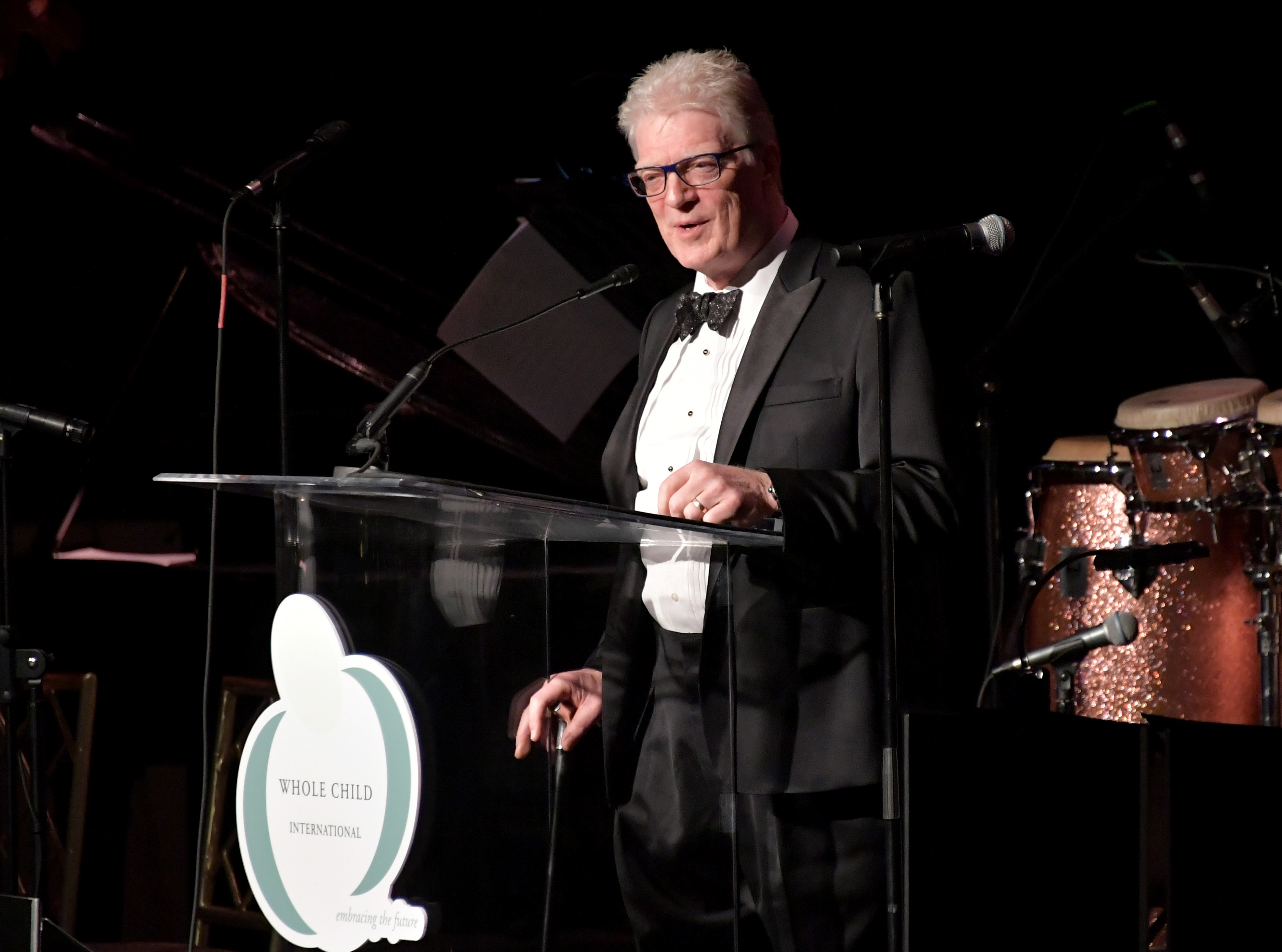 Elhunyt Ken Robinson, aki azt hirdette, hogy az iskola megöli a kreativitást