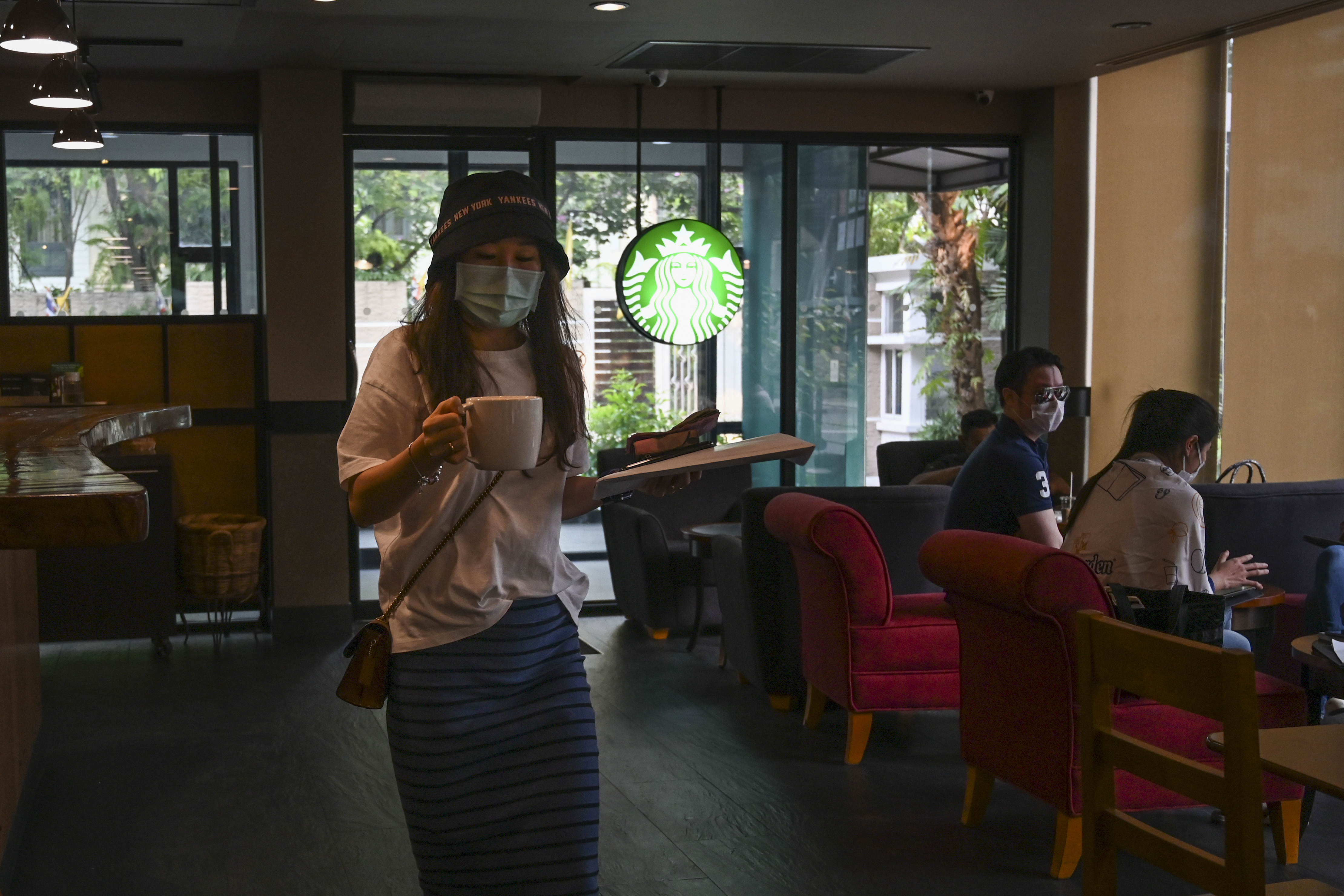 Egy nő 56 embert fertőzött meg a Starbucksban, de a maszkot viselő dolgozók megúszták az esetet