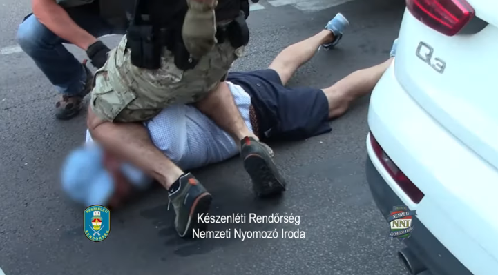 A magyar rendőrség úgy érezte, most van itt az ideje, hogy megvillantsák, milyen jól térdelnek nyakra