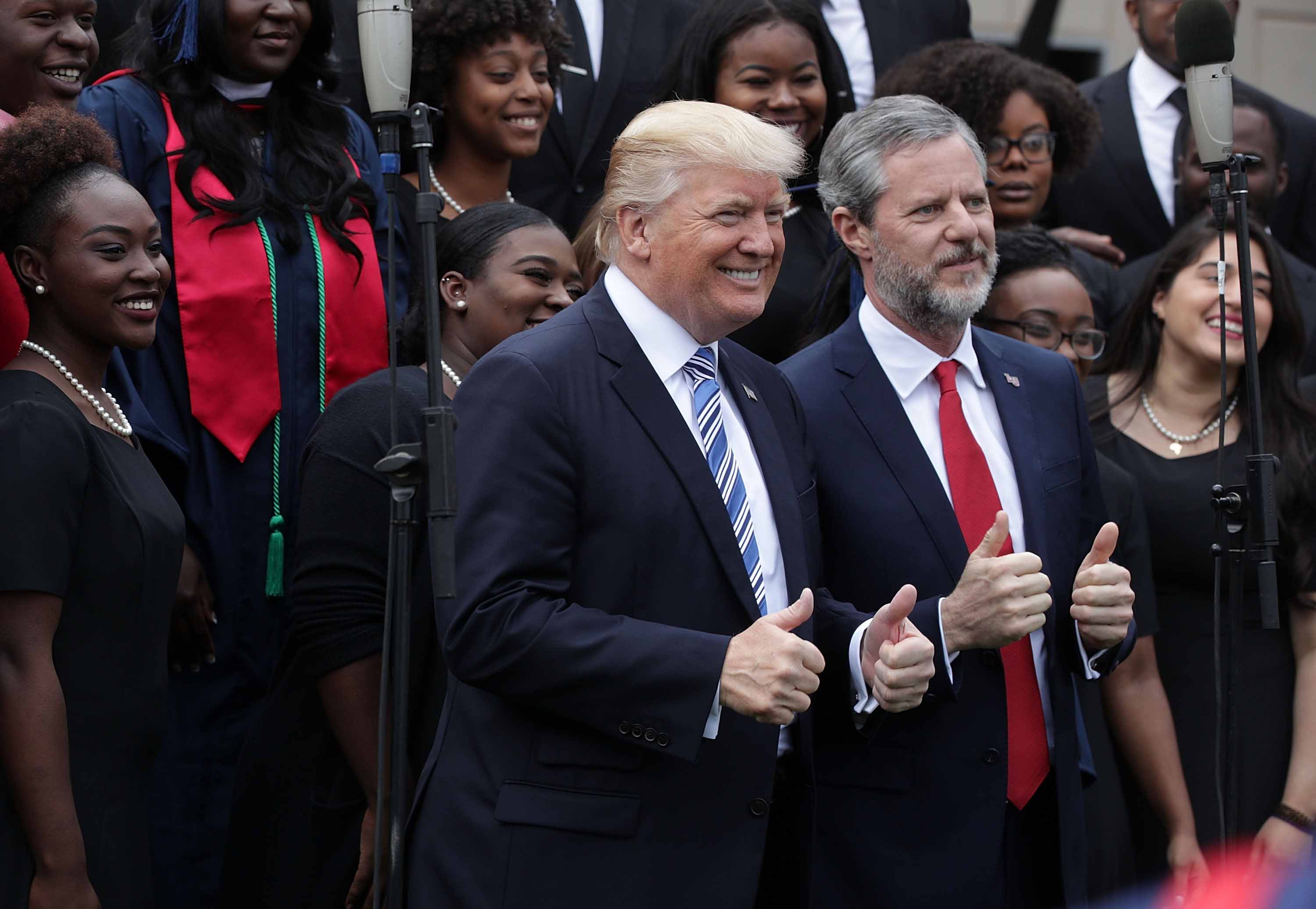 Donald Trump és Jerry Falwell 2017-ben a Liberty University diplomaosztóján