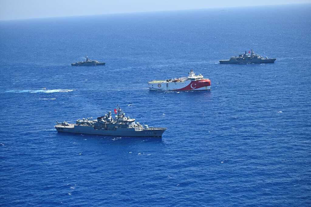 Az Oruc Reis és az azt kísérő török hadihajók