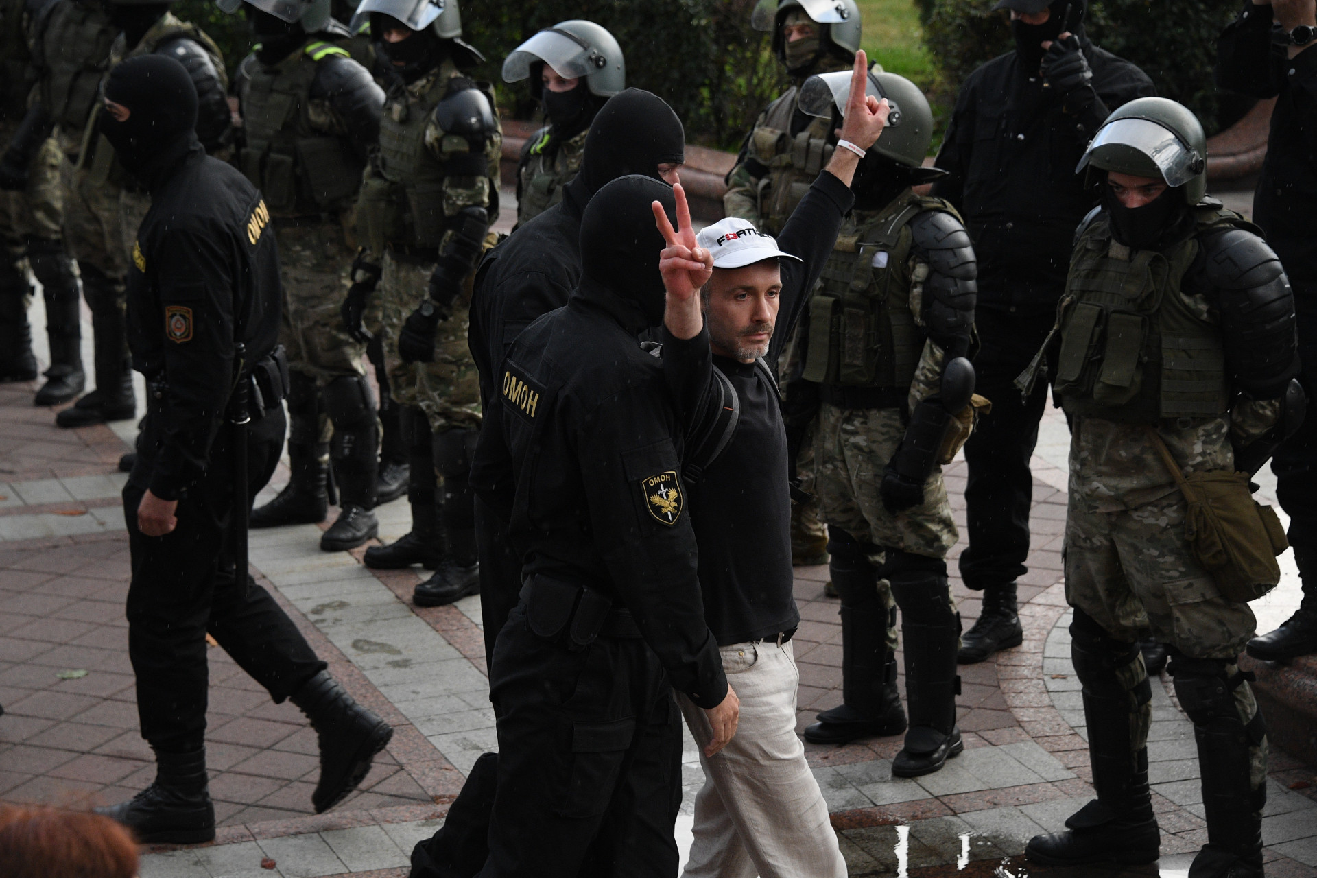 Белорусский силовик. Протесты Белоруссия 2020 силовики. Митинги в Минске 2020 задержания. Минск протесты силовики 2020.