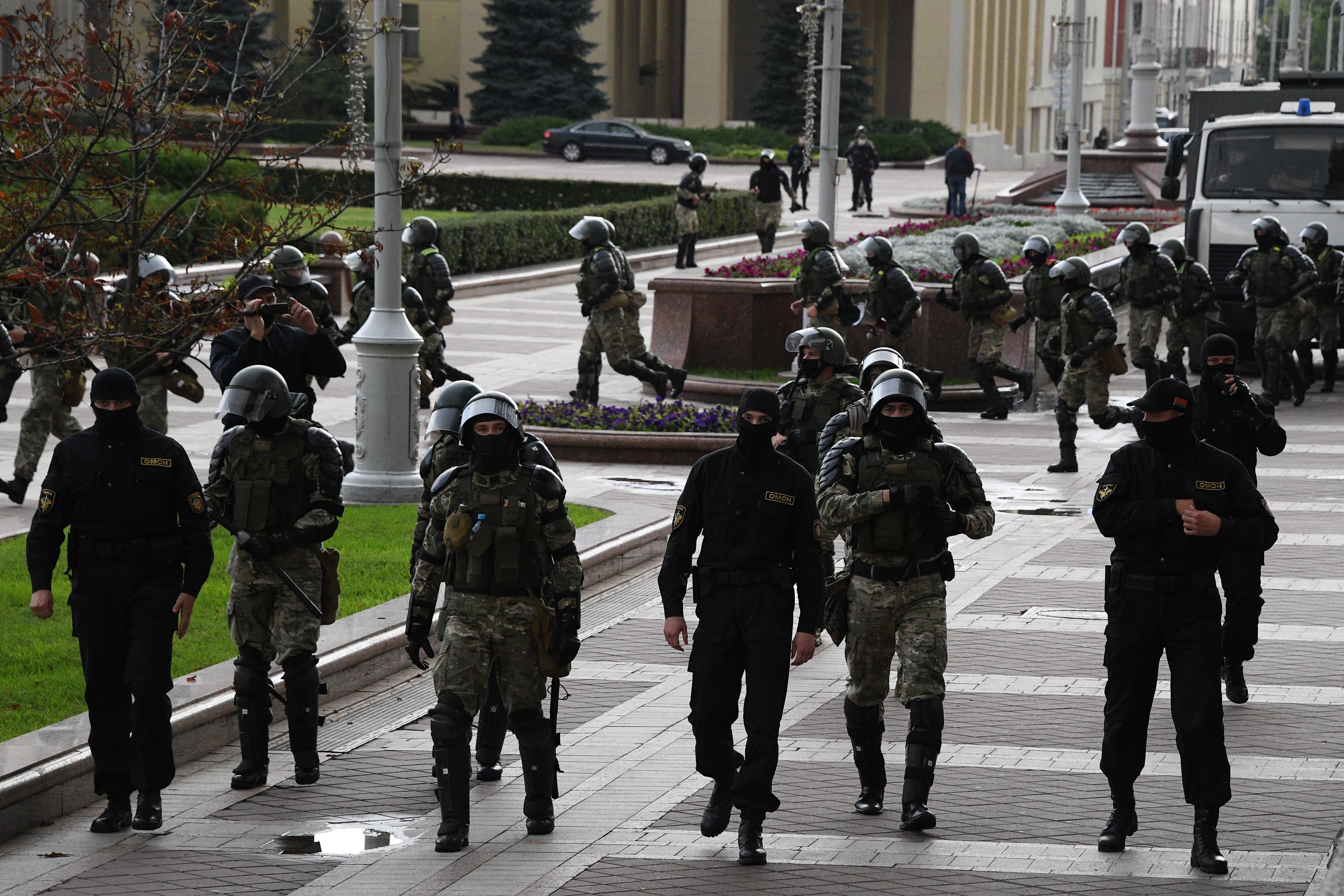 Белорусский силовик. Белорусский ОМОН протесты.