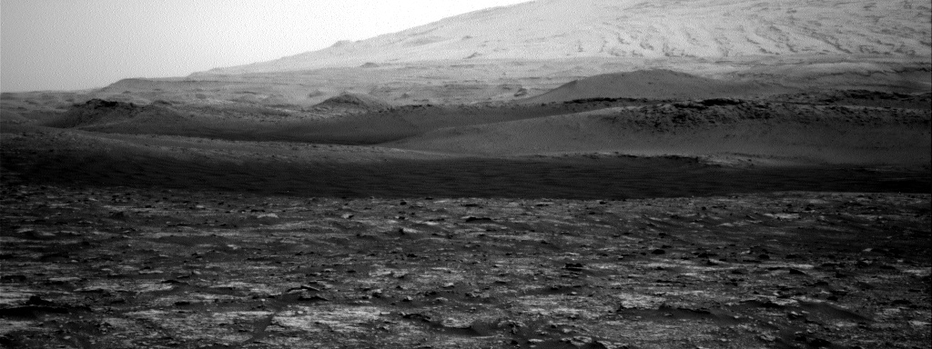A Curiosity által augusztus elején megörökített porördög, amely a kép közepén, a Mt. Sharp hegy előtt halad át.