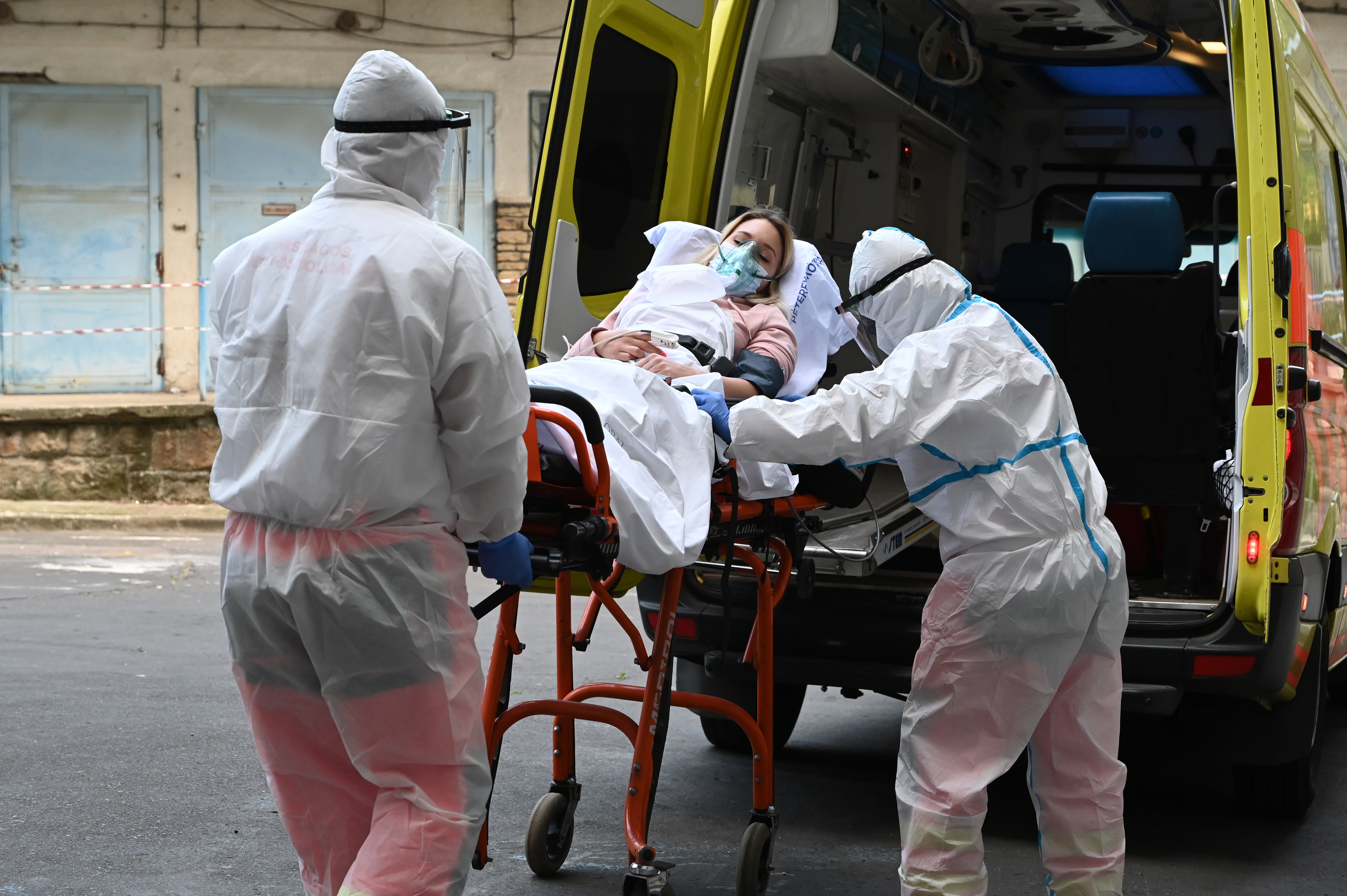 14 újabb halálos áldozata van a járványnak, hétszáznál több fertőzött szorul kórházi ápolásra