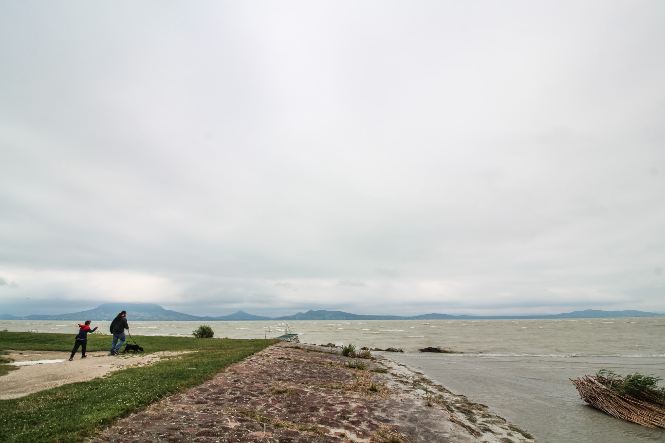 Hiába a helyiek tiltakozása, elkerítették a korábban szabadstrandként használt fonyódi telket, amire lakóparkot építene a Cordia