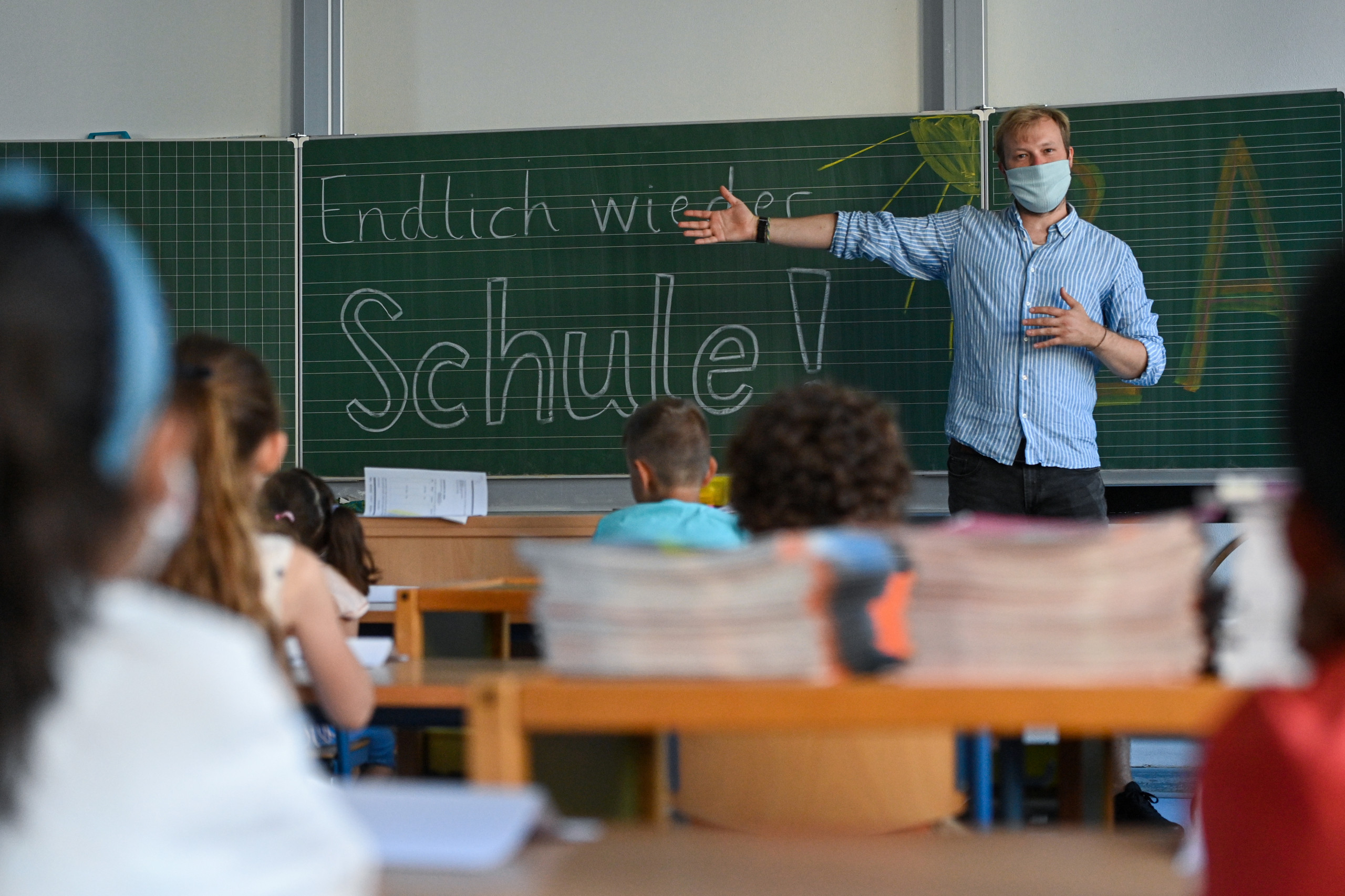 Die lehrer. Teacher Lehrer учитель. Teacher Germany. Lehrer род. Standing in Front of the blackboard.