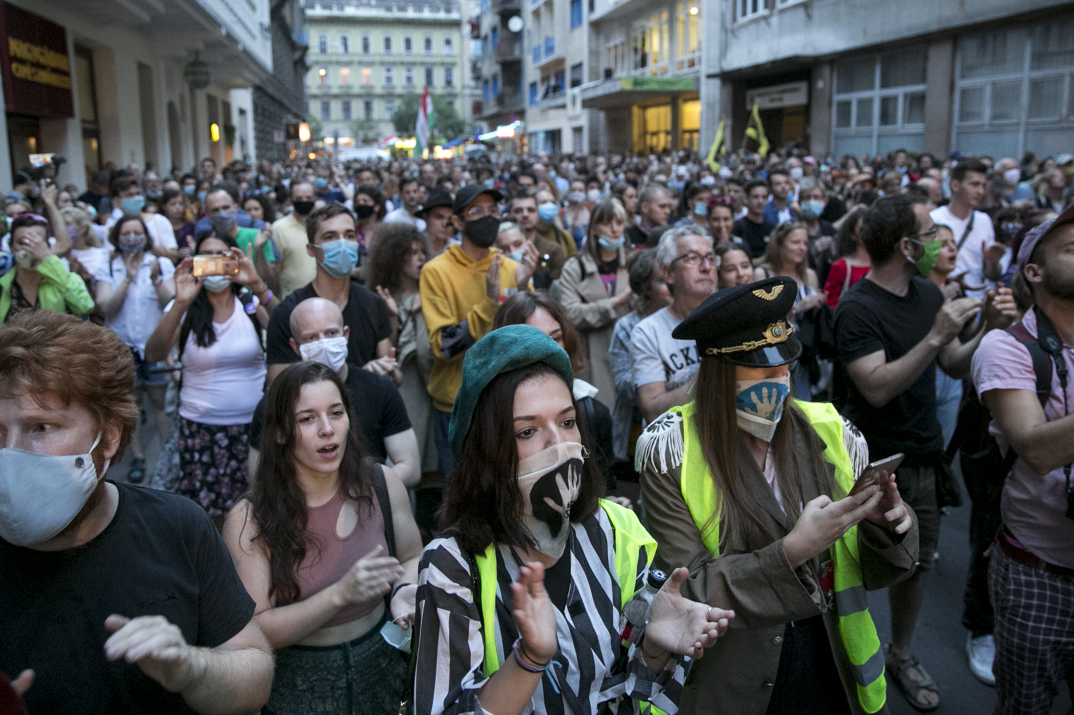 Tüntetés az SZFE átalakítása ellen az egyetem Vas utcai épülete előtt augusztus 31-én.