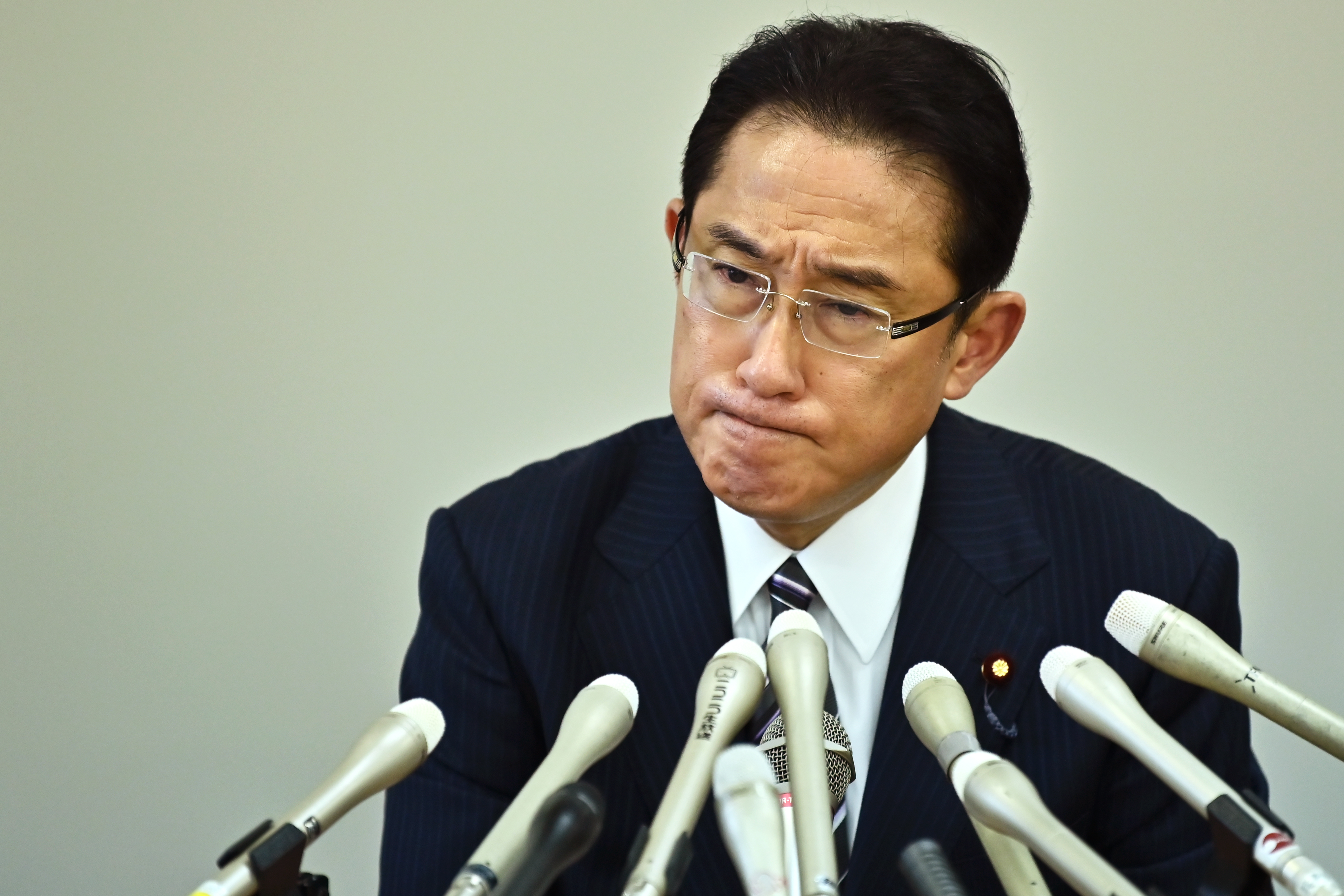 Kirúgta titkárát a japán miniszterelnök, mert azt mondta, „nem akar úgy élni, hogy meleg párokat kelljen néznie"