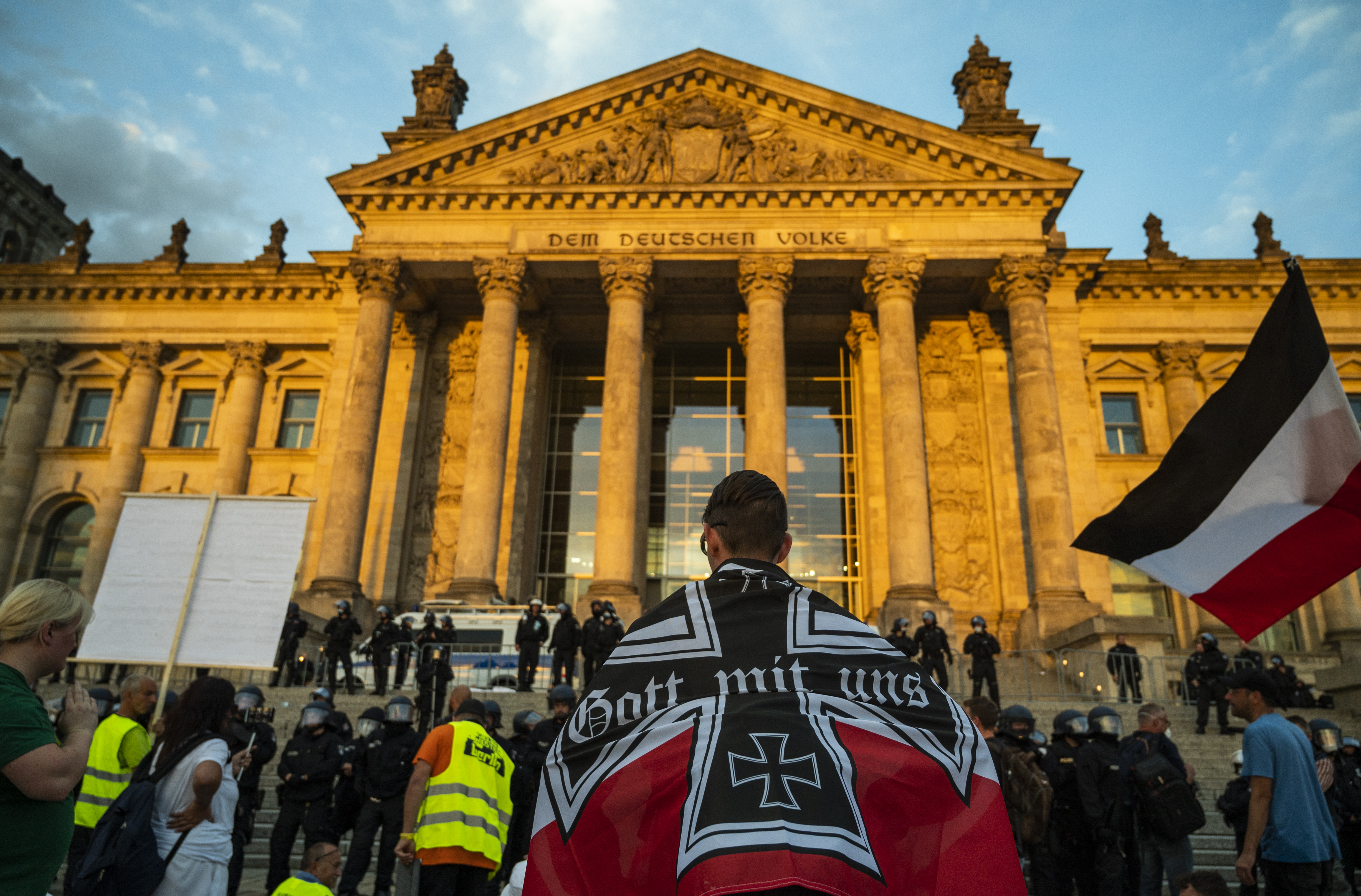 Szélsőjobboldaliak rohanták meg a Reichstagot, ezzel újraéledt a vita, hogy lehet-e tüntetni koronavírus idején