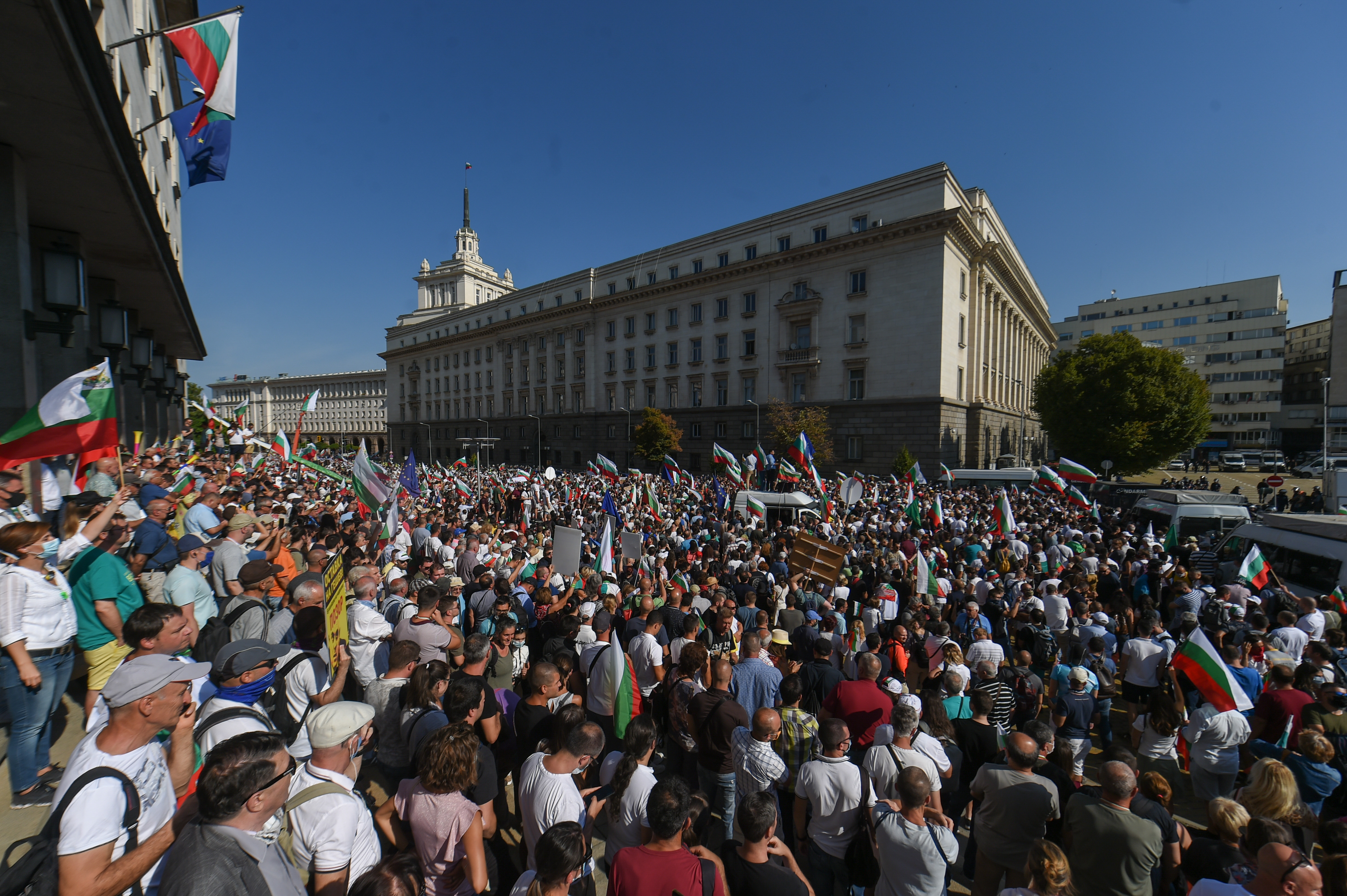 Több ezren tüntettek a bolgár képviselői irodaház előtt, hogy mondjon le a kormány