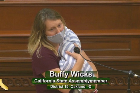 Egy kaliforniai képviselőnek nem engedték, hogy otthonról szavazzon, ezért az újszülött gyerekével ment be