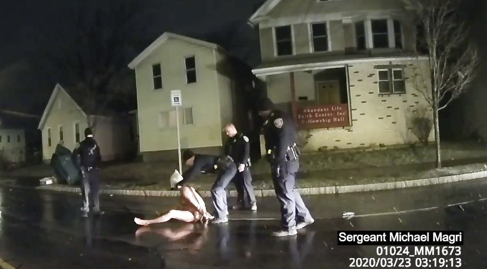Felfüggesztették az amerikai rendőröket, akik zsákot húztak egy fekete férfi fejére, aki nem sokkal később meghalt