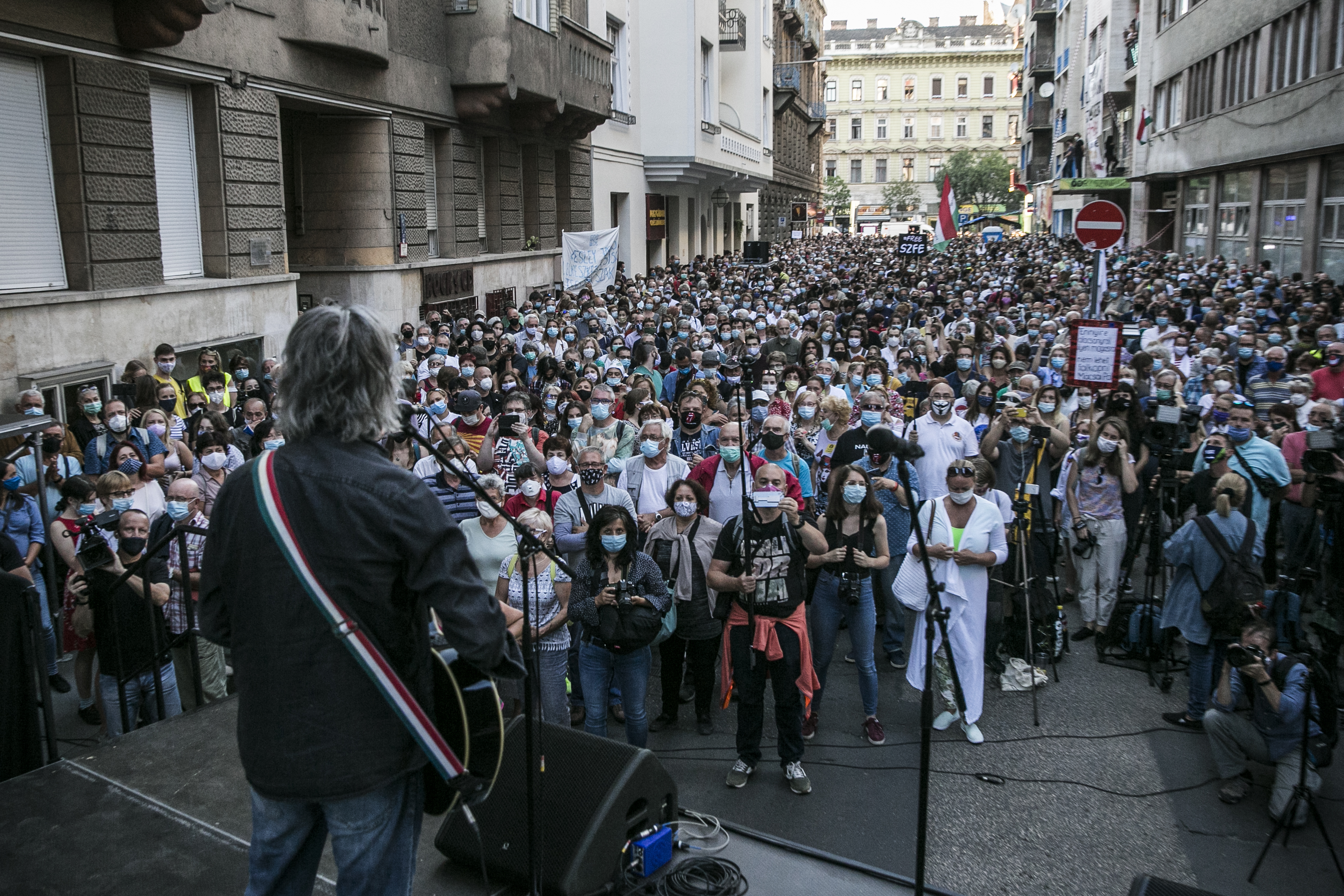Bródy János örökös tüntetésfellépő zenél a Vas utcában szeptember 4-én.