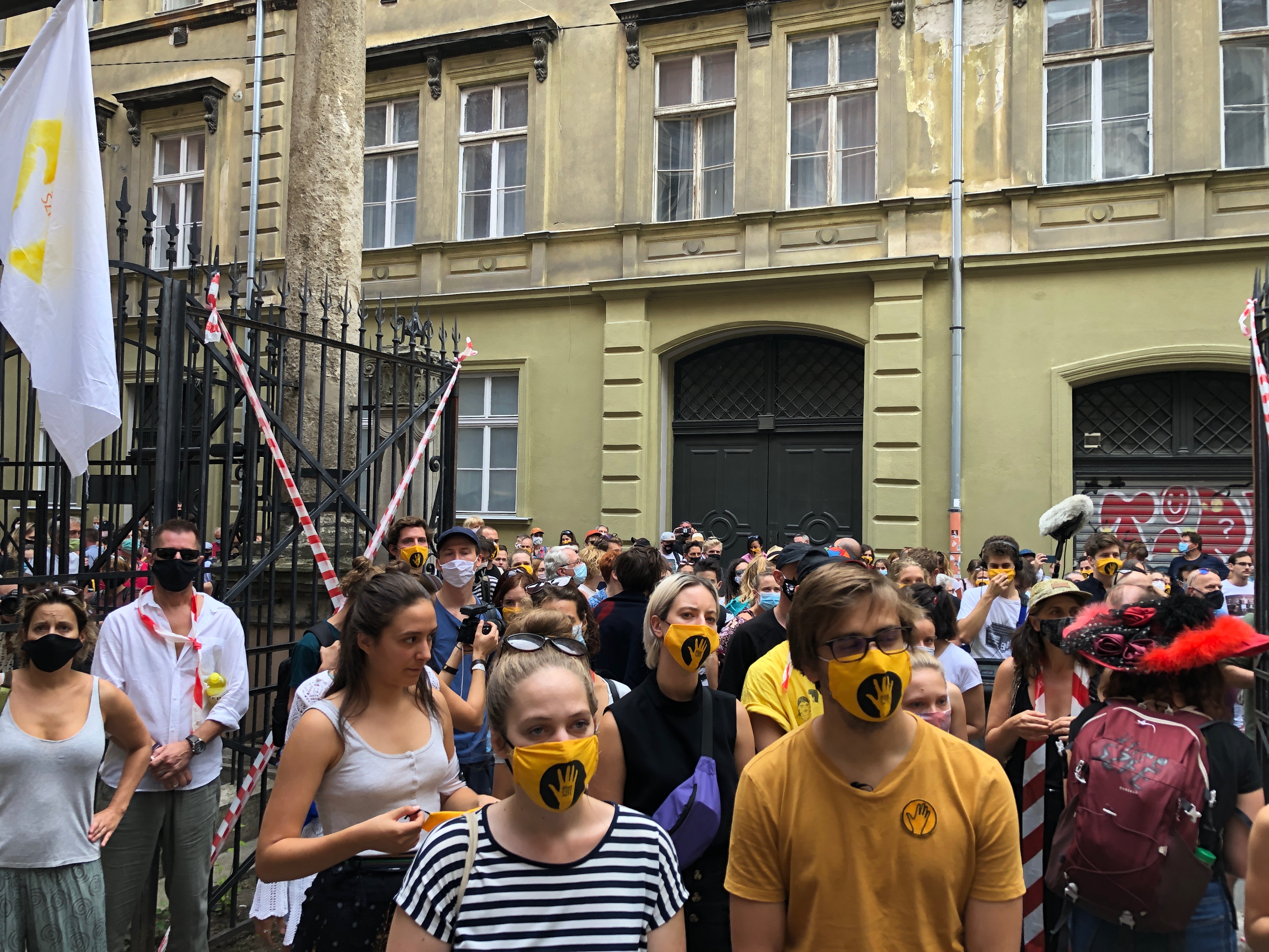 Tüntetők és hallgatók a Szentkirályi utcában