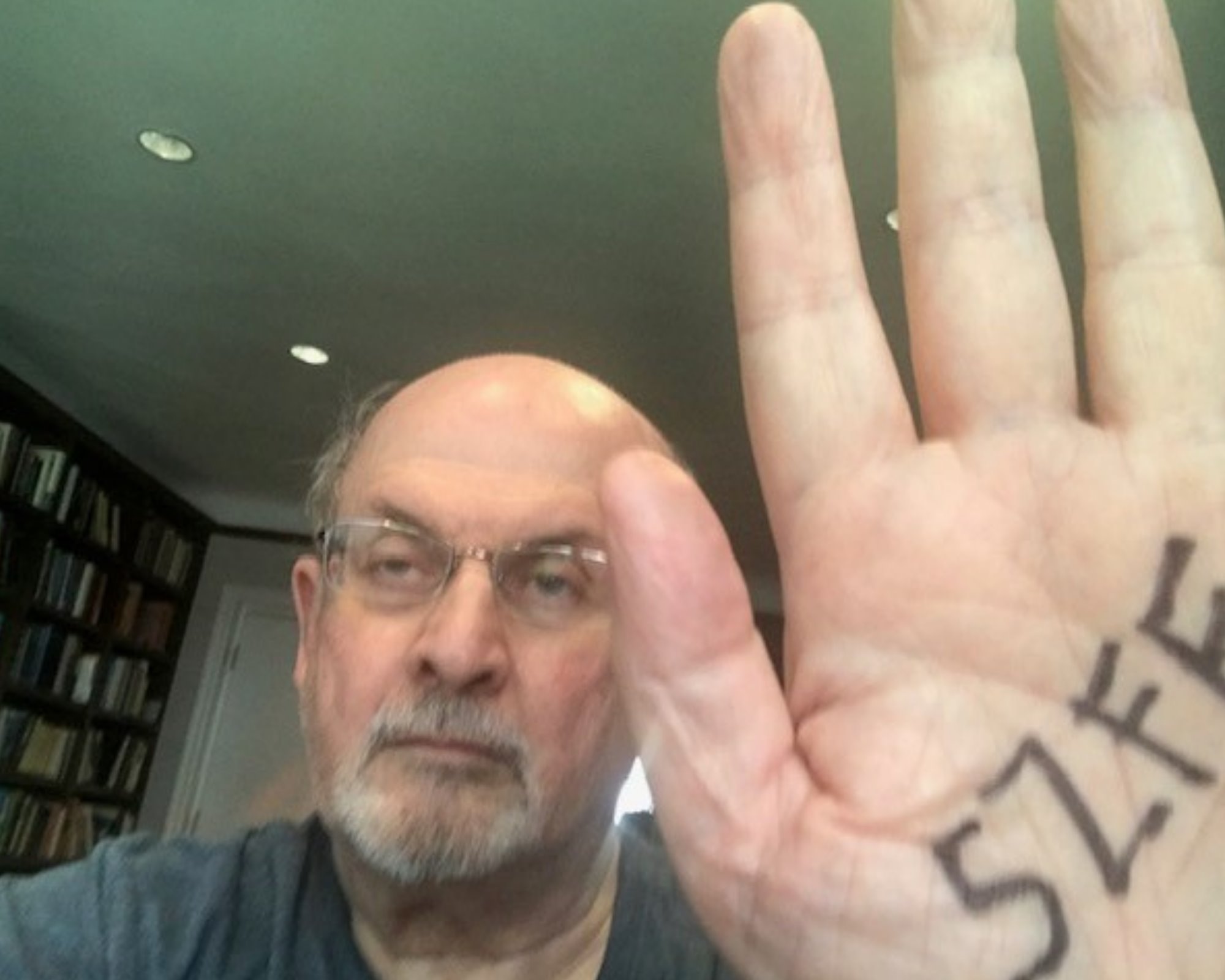 Salman Rushdie is üzeni: az SZFE-vel van