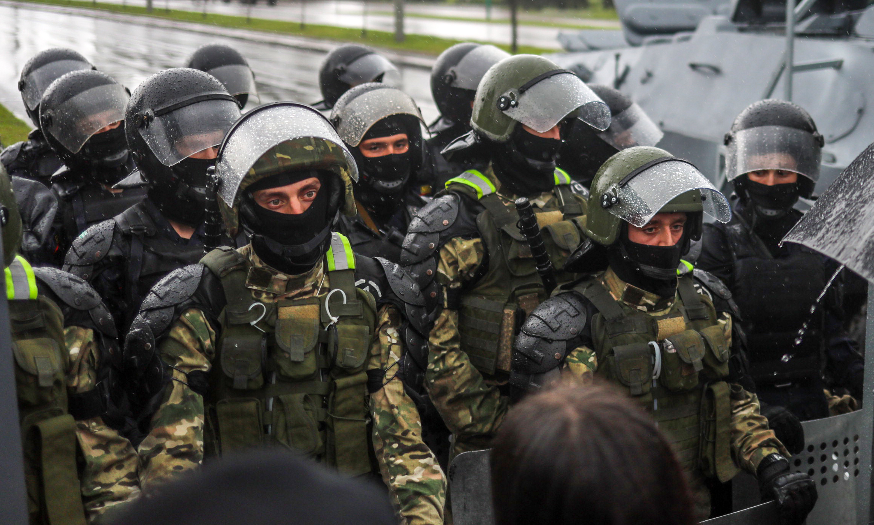 A fehérorosz rendőrség több tucat tüntetőt őrizetbe vett Minszkben